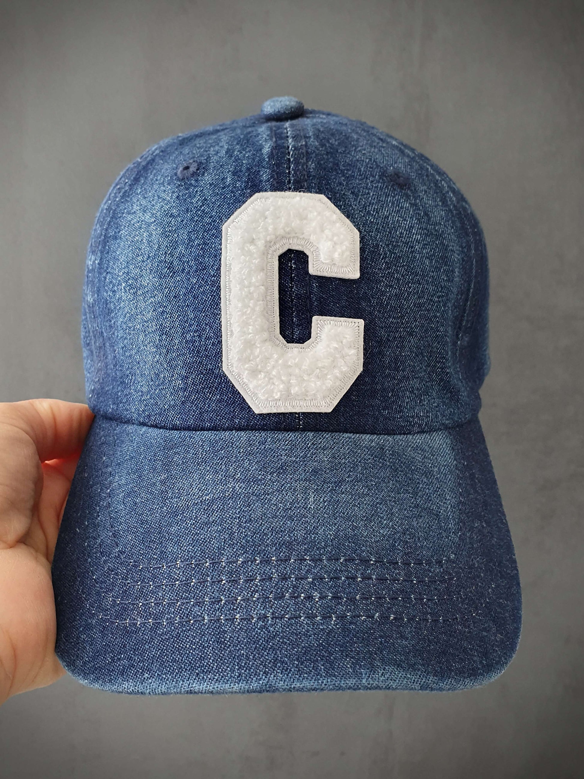 Découvrez notre casquette en jean bleu foncé tendance avec une lettre C sur l'avant, ajoutant une touche d'originalité. Fabriquée à partir de 85% coton de qualité, cette casquette offre un confort optimal. Son design réglable à l'arrière permet un ajustement personnalisé pour s'adapter à toutes les tailles de tête. Que vous souhaitiez un look décontracté ou sportif, cette casquette polyvalente est un choix idéal. Complétez votre tenue avec style et profitez d'un accessoire pratique et à la mode.