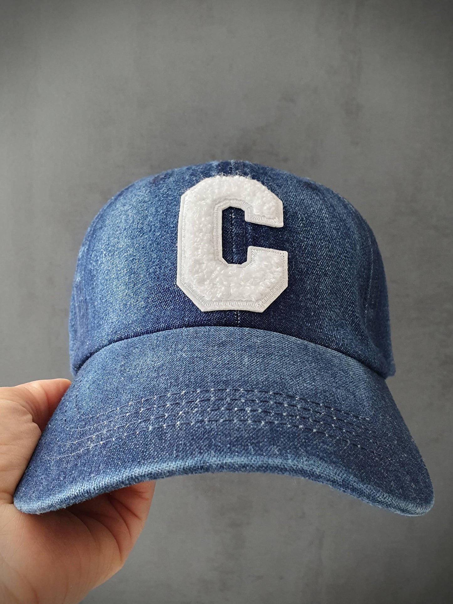 Découvrez notre casquette en jean bleu foncé tendance avec une lettre C sur l'avant, ajoutant une touche d'originalité. Fabriquée à partir de 85% coton de qualité, cette casquette offre un confort optimal. Son design réglable à l'arrière permet un ajustement personnalisé pour s'adapter à toutes les tailles de tête. Que vous souhaitiez un look décontracté ou sportif, cette casquette polyvalente est un choix idéal. Complétez votre tenue avec style et profitez d'un accessoire pratique et à la mode.