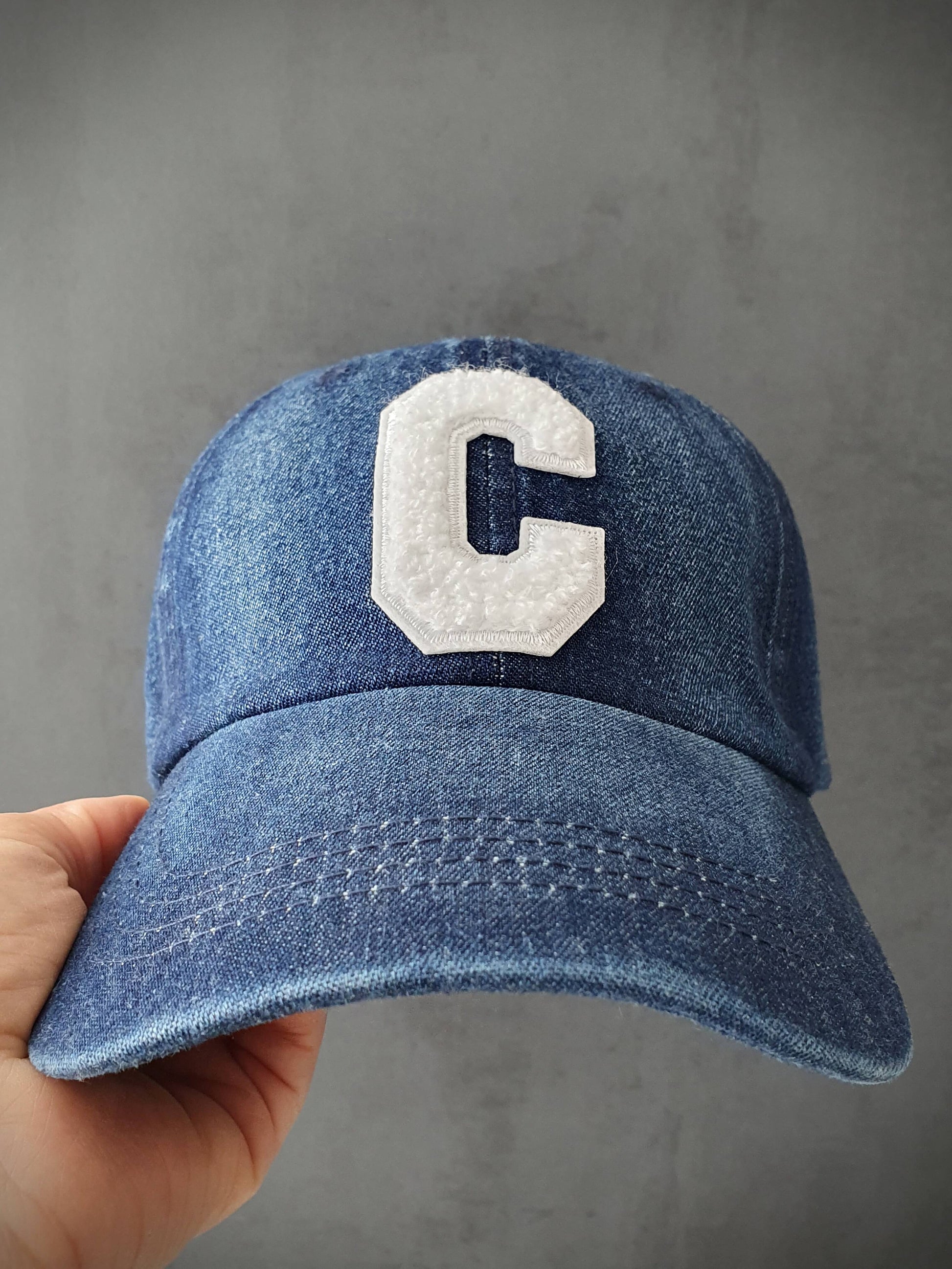 Découvrez notre casquette en jean bleu foncé tendance avec une lettre C sur l'avant, ajoutant une touche d'originalité. Fabriquée à partir de 85% coton de qualité, cette casquette offre un confort optimal. Son design réglable à l'arrière permet un ajustement personnalisé pour s'adapter à toutes les tailles de tête. Que vous souhaitiez un look décontracté ou sportif, cette casquette polyvalente est un choix idéal. Complétez votre tenue avec style et profitez d'un accessoire pratique et à la mode.
