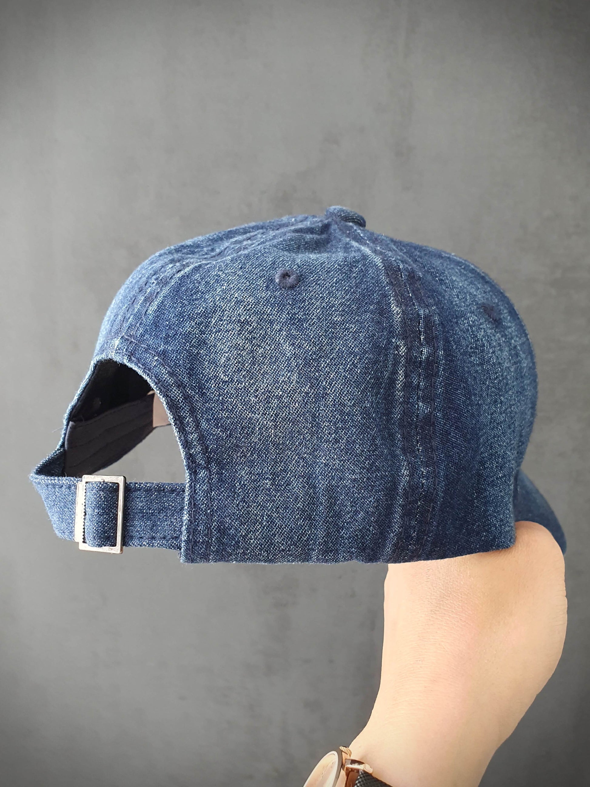 Découvrez notre casquette en jean bleu foncé tendance avec une lettre C sur l'avant, ajoutant une touche d'originalité. Fabriquée à partir de 85% coton de qualité, cette casquette offre un confort optimal. Son design réglable à l'arrière permet un ajustement personnalisé pour s'adapter à toutes les tailles de tête. Que vous souhaitiez un look décontracté ou sportif, cette casquette polyvalente est un choix idéal. Complétez votre tenue avec style et profitez d'un accessoire pratique et à la mode.