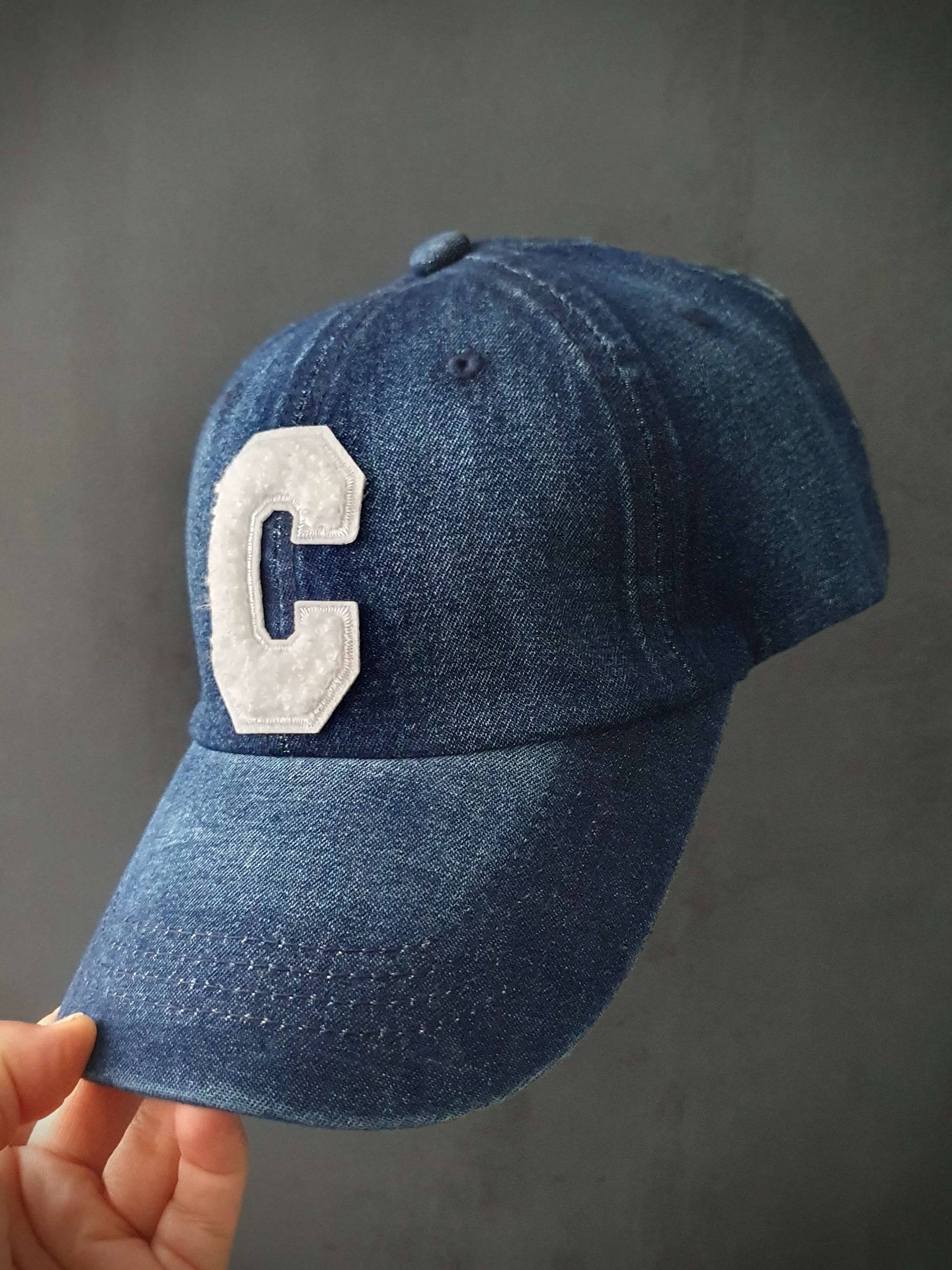 Découvrez notre casquette en jean bleu foncé tendance avec une lettre C sur l'avant, ajoutant une touche d'originalité. Fabriquée à partir de 85% coton de qualité, cette casquette offre un confort optimal. Son design réglable à l'arrière permet un ajustement personnalisé pour s'adapter à toutes les tailles de tête. Que vous souhaitiez un look décontracté ou sportif, cette casquette polyvalente est un choix idéal. Complétez votre tenue avec style et profitez d'un accessoire pratique et à la mode.