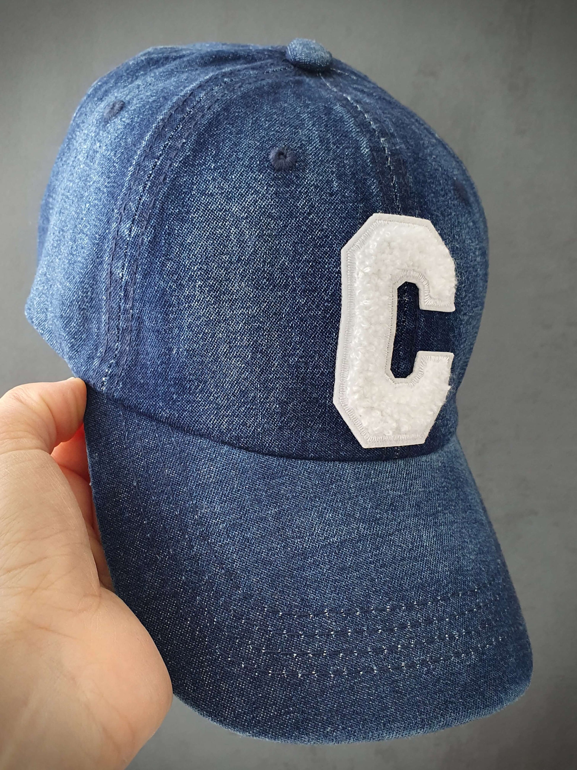 Découvrez notre casquette en jean bleu foncé tendance avec une lettre C sur l'avant, ajoutant une touche d'originalité. Fabriquée à partir de 85% coton de qualité, cette casquette offre un confort optimal. Son design réglable à l'arrière permet un ajustement personnalisé pour s'adapter à toutes les tailles de tête. Que vous souhaitiez un look décontracté ou sportif, cette casquette polyvalente est un choix idéal. Complétez votre tenue avec style et profitez d'un accessoire pratique et à la mode.
