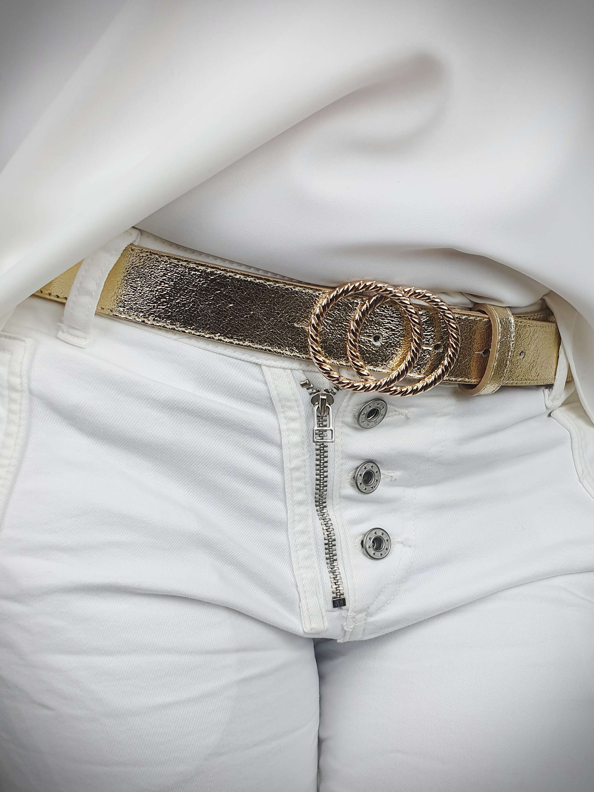 Ceinture en cuir dorée avec une boucle en double anneaux doré à découvrir sur www.gayano.fr