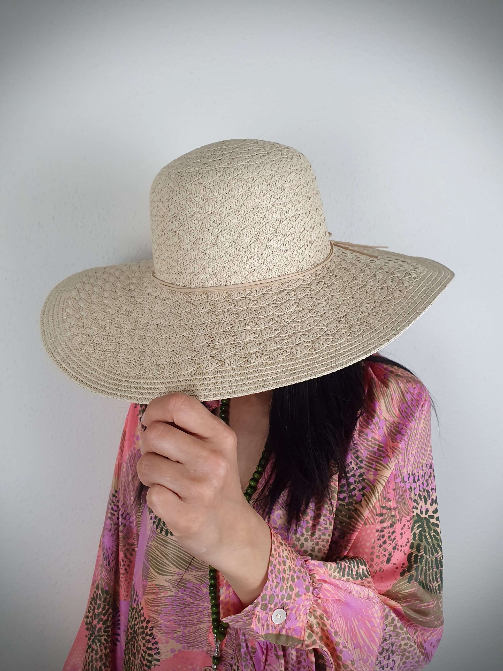 Chapeau en forme capeline de couleur beige à découvrir sur www.gayano.fr