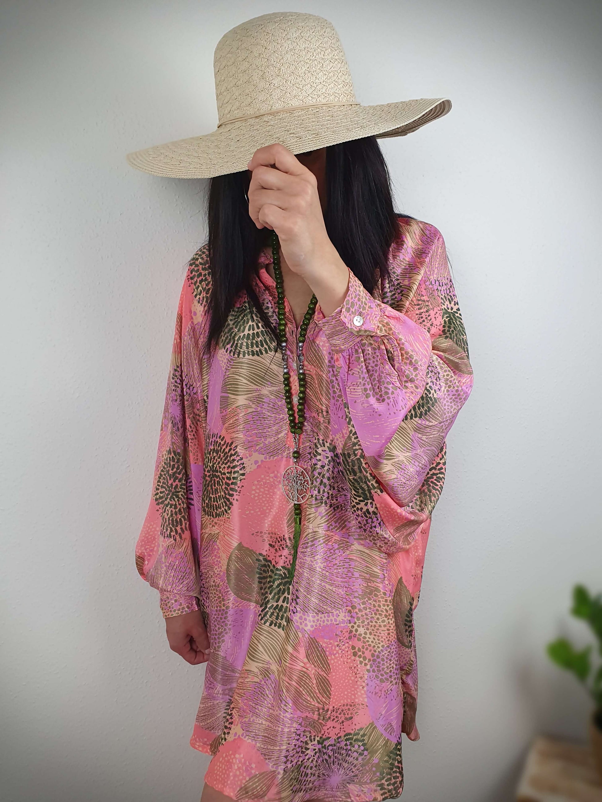 Chapeau en forme capeline de couleur beige à découvrir sur www.gayano.fr