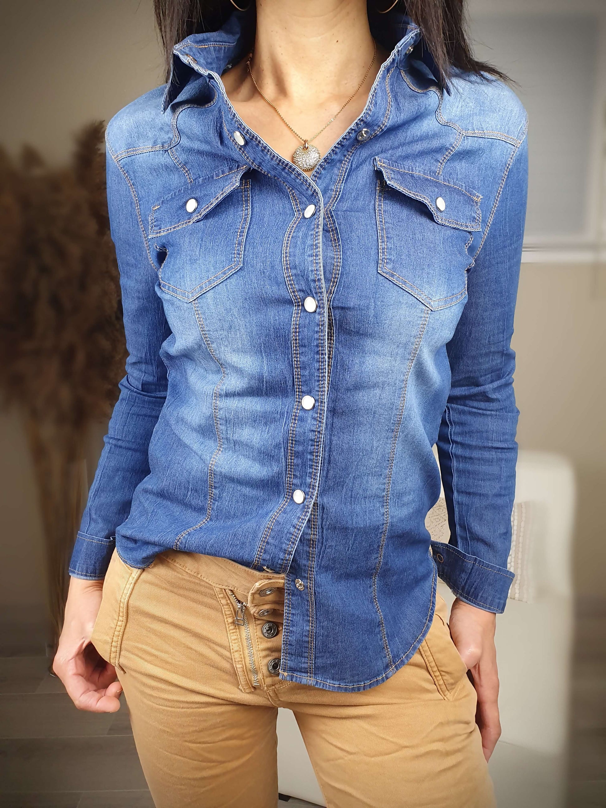 Chemise jean manches longues et retroussables coupe cintrée avec des fermetures à boutons pressions et finition surpiquée à découvrir sur www.gayano.fr