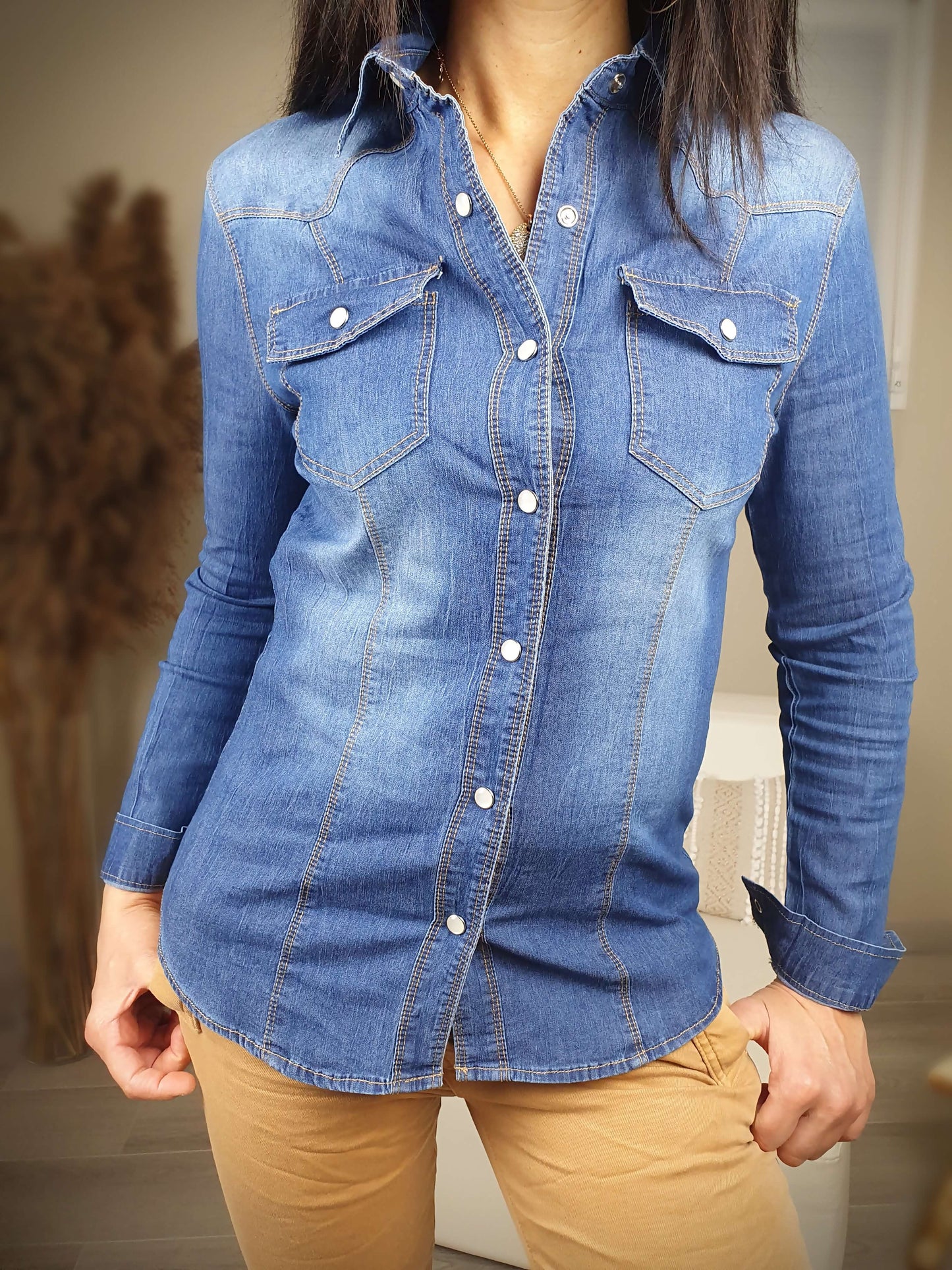 Chemise jean manches longues et retroussables coupe cintrée avec des fermetures à boutons pressions et finition surpiquée à découvrir sur www.gayano.fr