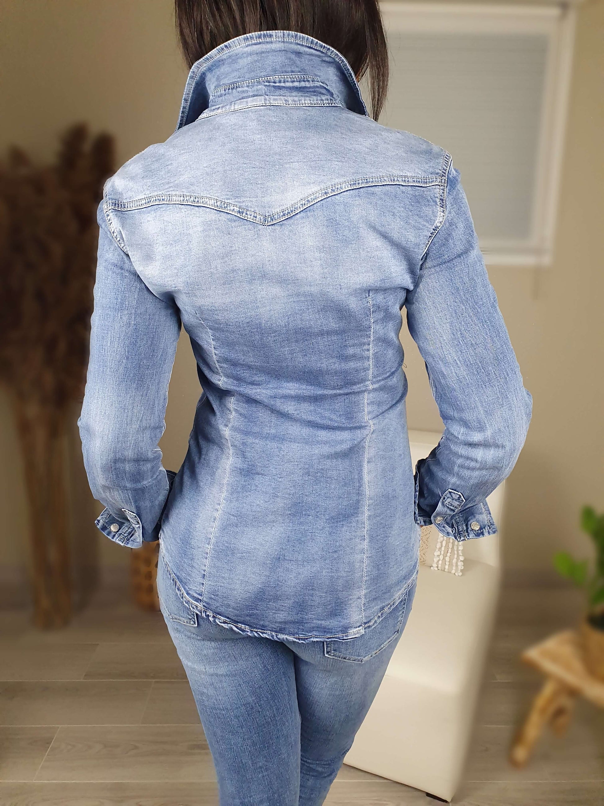 Chemise jean manches longues coupe cintrée avec des fermetures à boutons pressions à découvrir sur www.gayano.fr