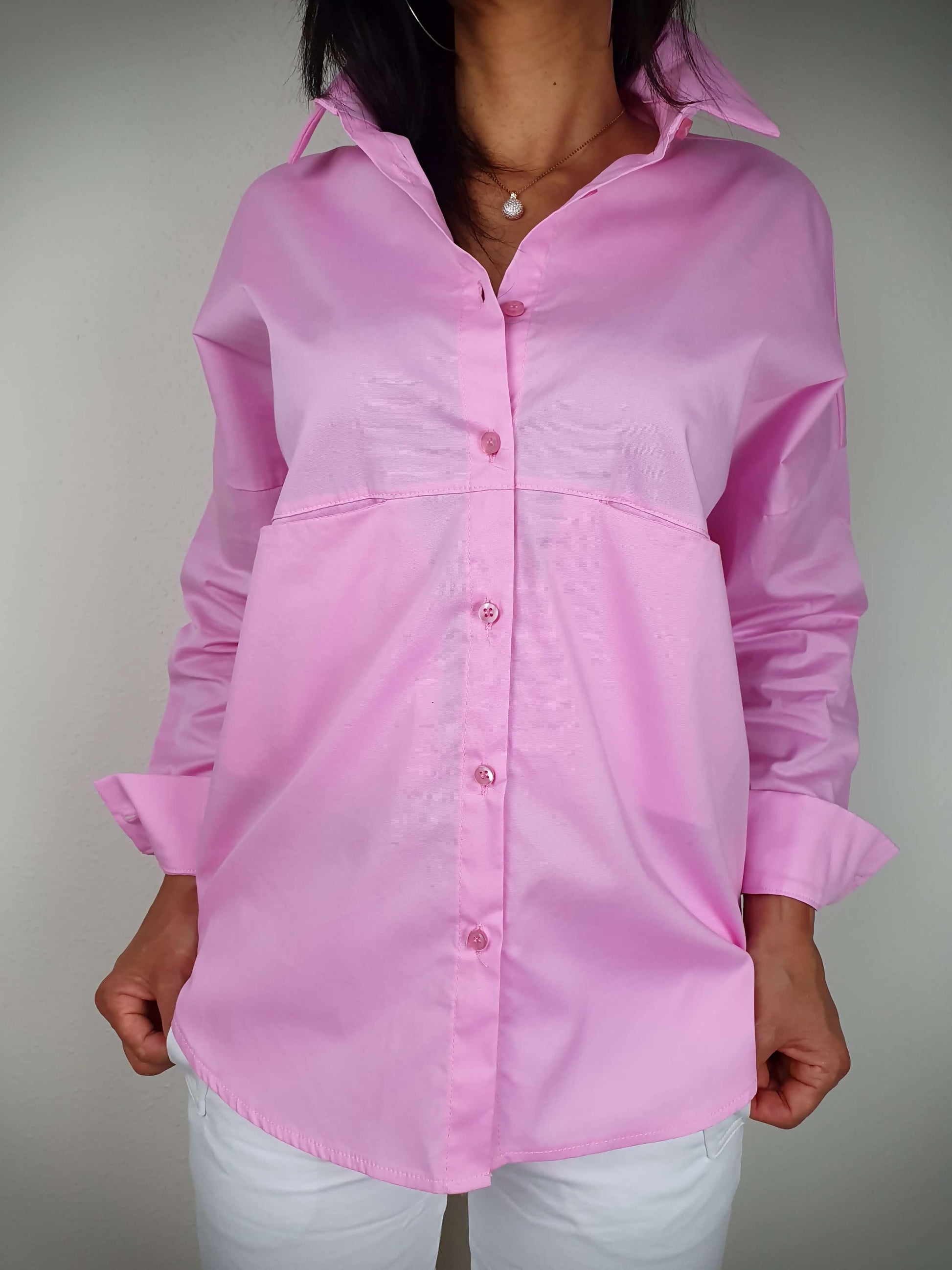 La chemise oversize coupe loose, made in Italie, est un mélange de 97% coton et 3% élasthanne. Elle possède des poches plates sous la poitrine, des manches longues avec un bouton, et se ferme par boutons. Confortable, décontractée et de haute qualité, elle incarne le style italien contemporain.