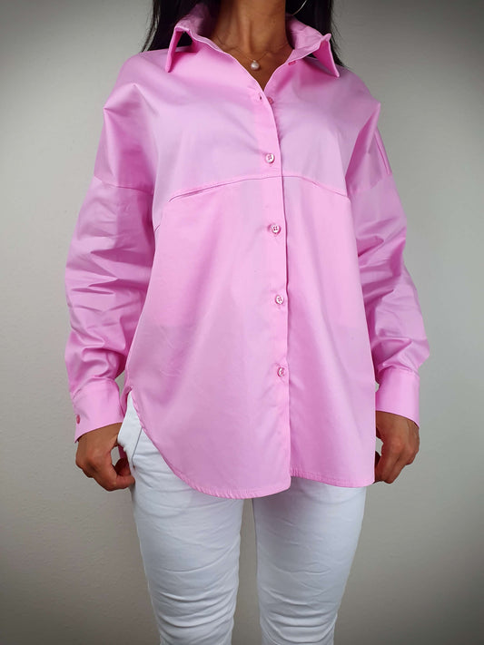 La chemise oversize coupe loose, made in Italie, est un mélange de 97% coton et 3% élasthanne. Elle possède des poches plates sous la poitrine, des manches longues avec un bouton, et se ferme par boutons. Confortable, décontractée et de haute qualité, elle incarne le style italien contemporain.