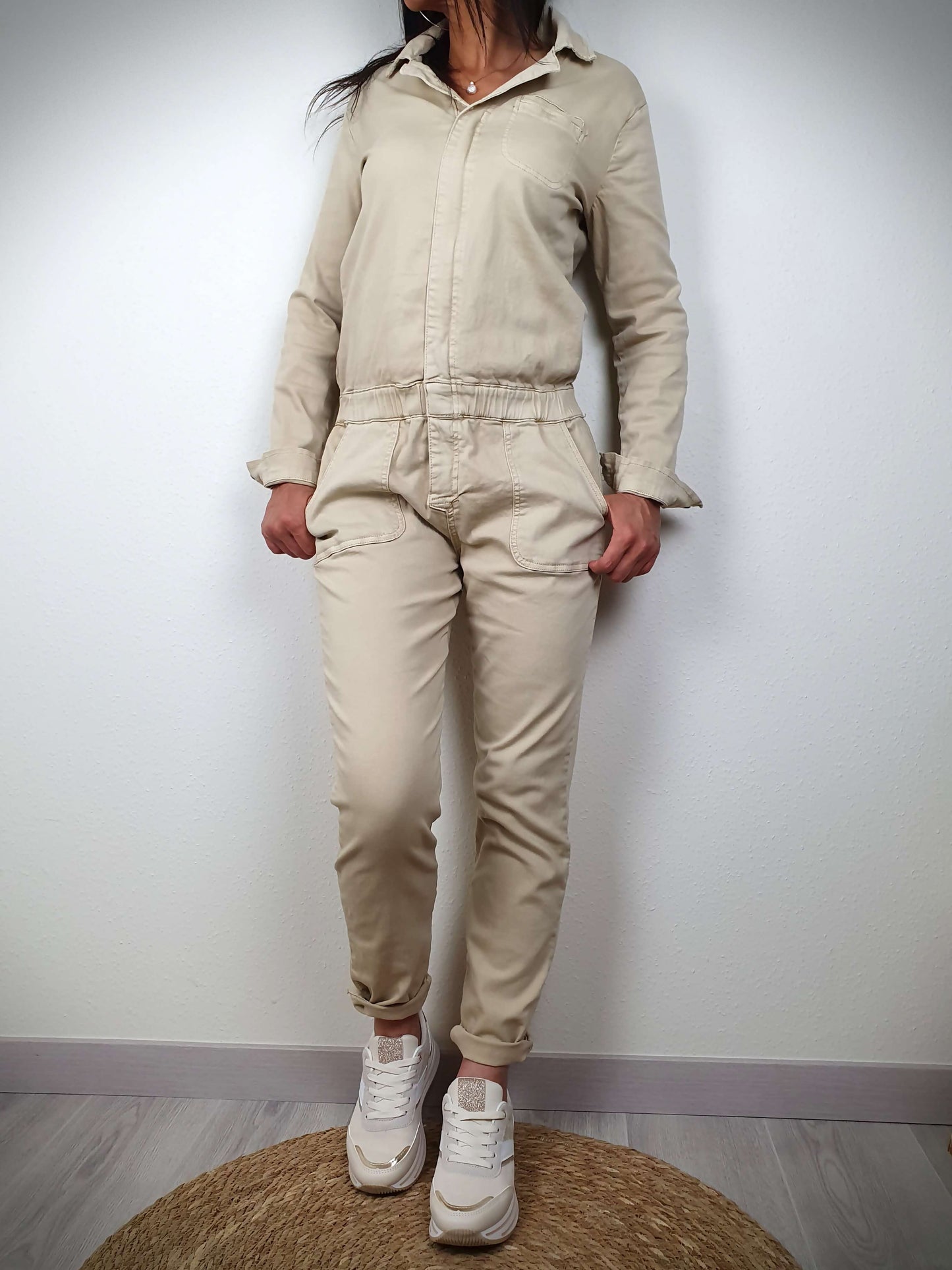 Combinaison femme coupe droite en 97% coton, 3% élasthanne. Petite poche poitrine, 2 grandes poches plaquées sous la taille, manches longues avec bouton pression, fermeture éclair cachée. Taille élastiquée avec passants, 2 poches plaquées à l'arrière. Pratique et élégante, offre un confort et une liberté de mouvement durables.