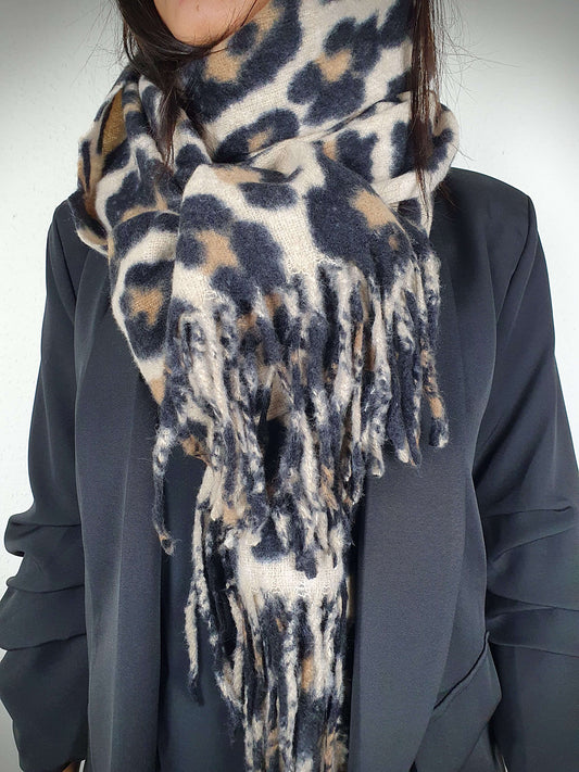 Écharpe femme léopard : franges, douceur, confort. Affirmez votre style avec cette écharpe moderne et chaleureuse, sans picotements ni démangeaisons