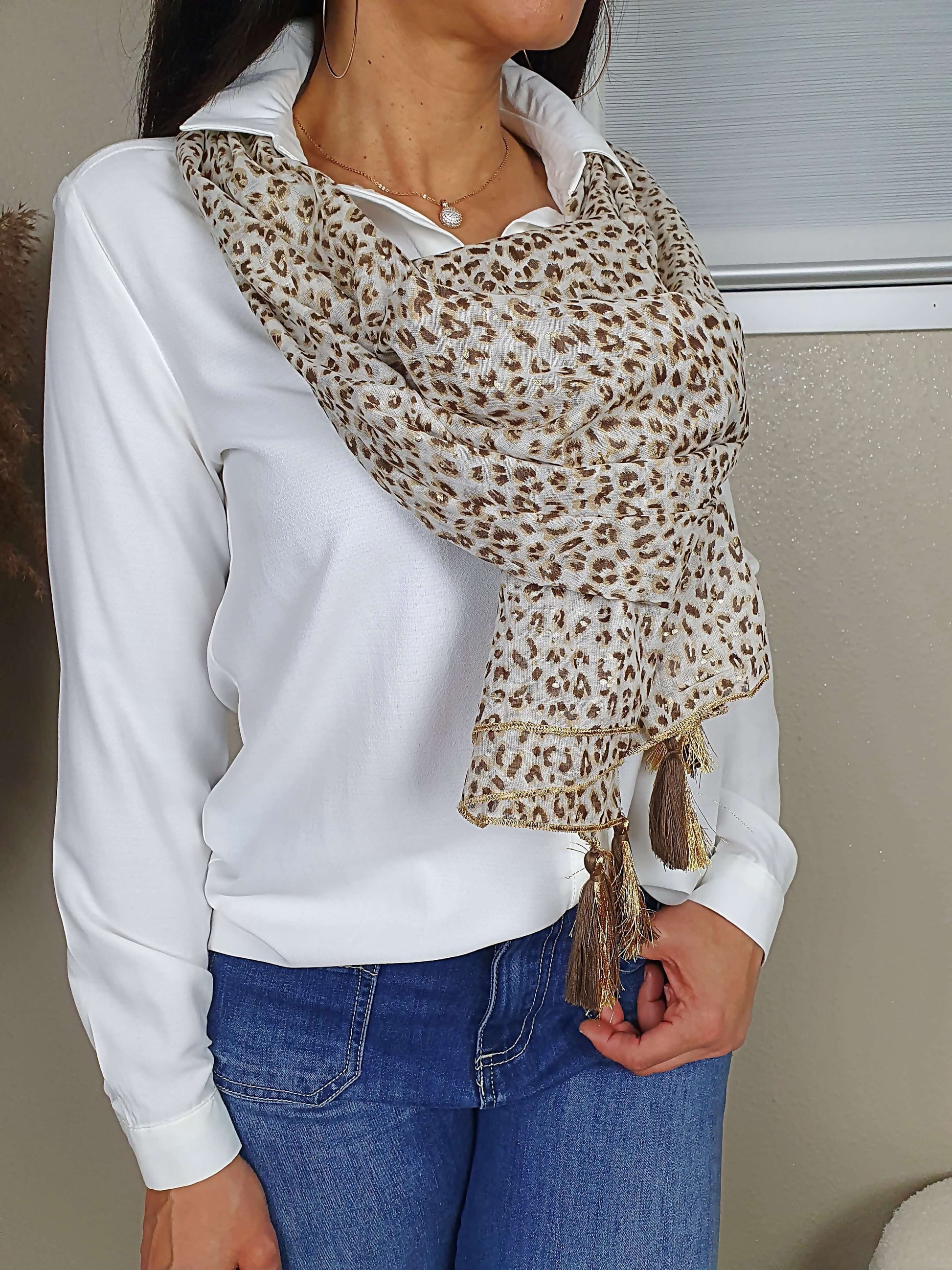  Découvrez notre foulard femme, alliant imprimé léopard et pois dorés, rehaussé de pompons chocolats et dorés aux quatre coins. Confectionné dans un tissu doux et confortable en 100% coton. Avec des dimensions généreuses de 120 cm de large et 180 cm de long, ce foulard polyvalent et élégant est un accessoire parfait pour compléter votre look. Fabriqué avec soin en Inde.
