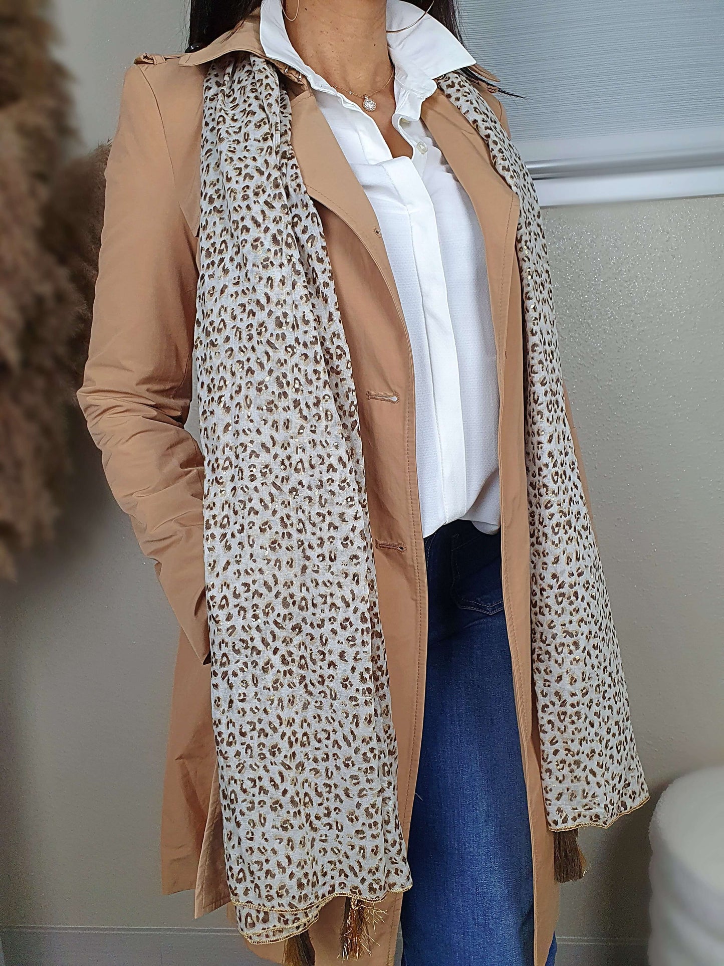  Découvrez notre foulard femme, alliant imprimé léopard et pois dorés, rehaussé de pompons chocolats et dorés aux quatre coins. Confectionné dans un tissu doux et confortable en 100% coton. Avec des dimensions généreuses de 120 cm de large et 180 cm de long, ce foulard polyvalent et élégant est un accessoire parfait pour compléter votre look. Fabriqué avec soin en Inde.