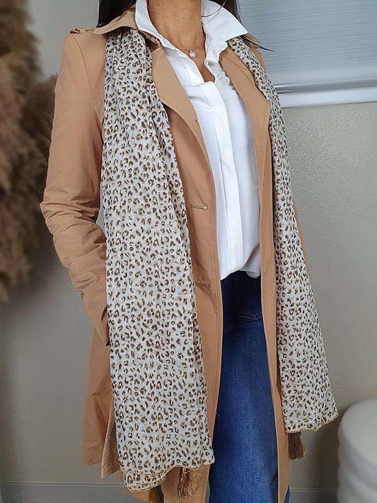  Découvrez notre foulard femme, alliant imprimé léopard et pois dorés, rehaussé de pompons chocolats et dorés aux quatre coins. Confectionné dans un tissu doux et confortable en 100% coton. Avec des dimensions généreuses de 120 cm de large et 180 cm de long, ce foulard polyvalent et élégant est un accessoire parfait pour compléter votre look. Fabriqué avec soin en Inde.