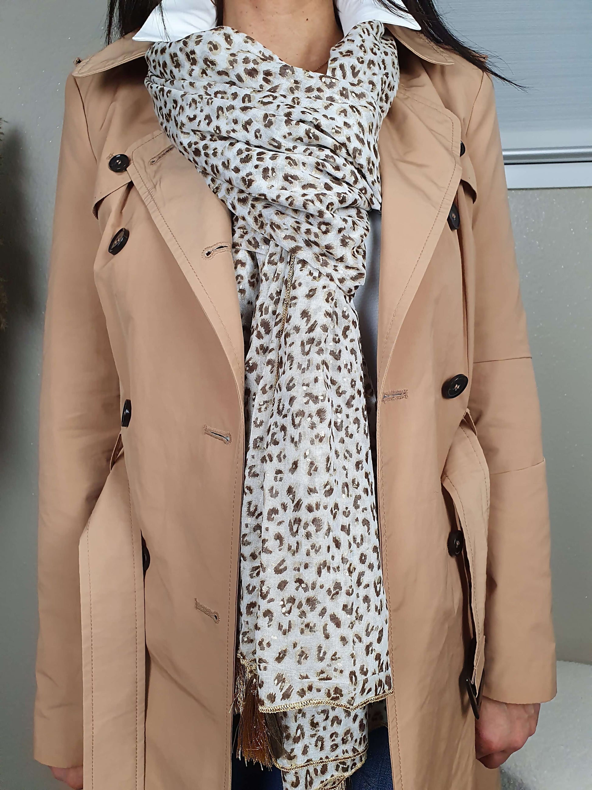  Découvrez notre foulard femme, alliant imprimé léopard et pois dorés, rehaussé de pompons chocolats et dorés aux quatre coins. Confectionné dans un tissu doux et confortable en 100% coton. Avec des dimensions généreuses de 120 cm de large et 180 cm de long, ce foulard polyvalent et élégant est un accessoire parfait pour compléter votre look. Fabriqué avec soin en Inde.