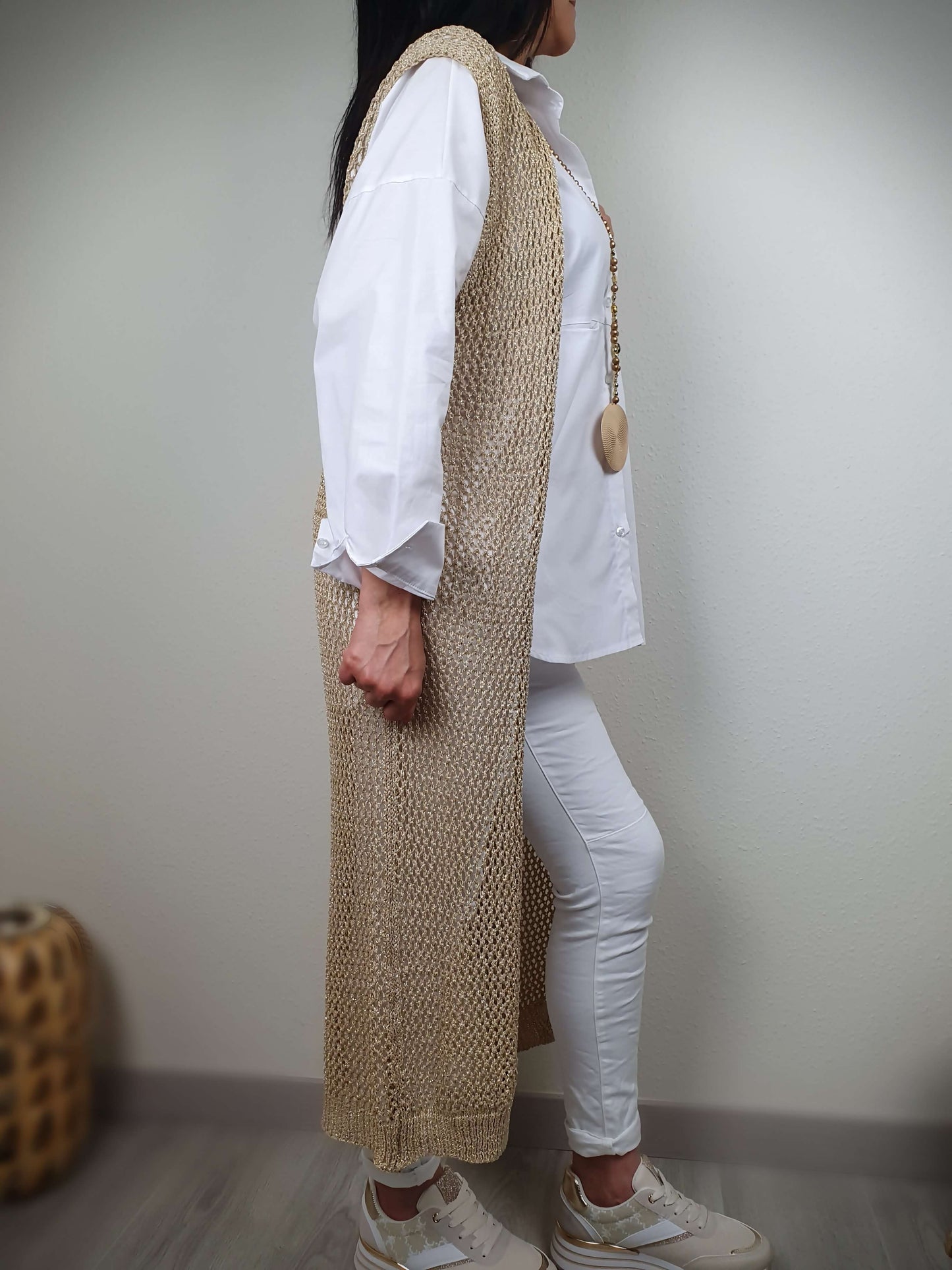 Gilet sans manche crochet en lurex doré à découvrir sur www.gayano.fr