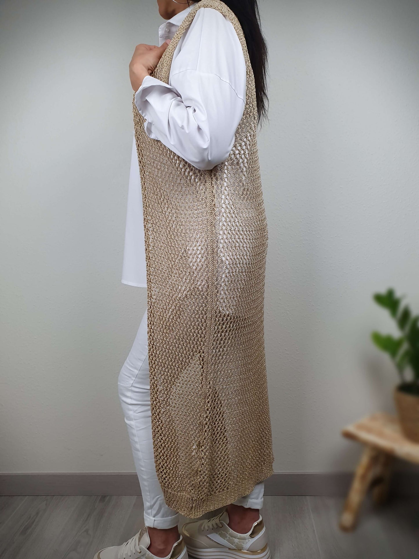 Gilet sans manche crochet en lurex doré à découvrir sur www.gayano.fr