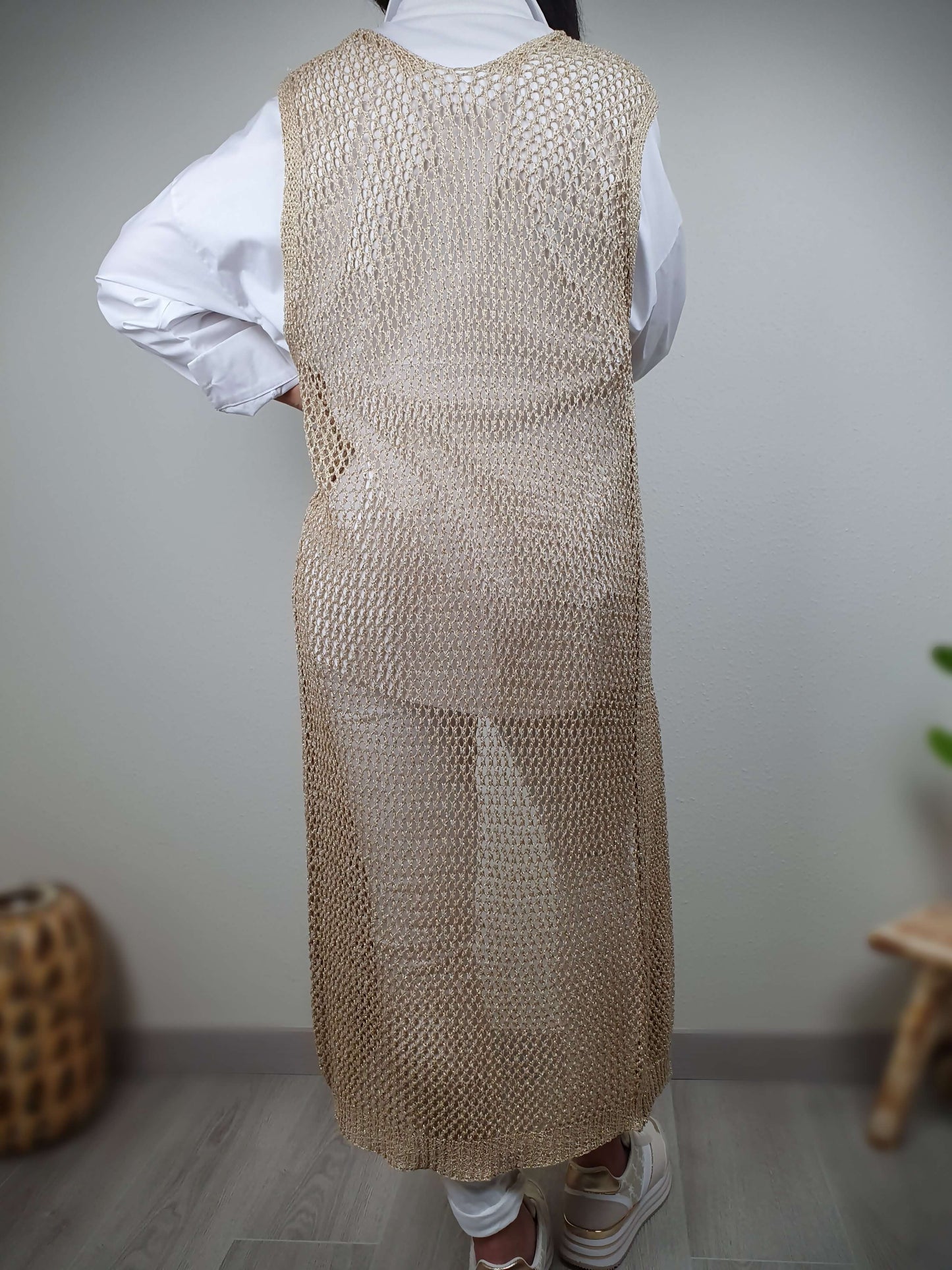Gilet sans manche crochet en lurex doré à découvrir sur www.gayano.fr