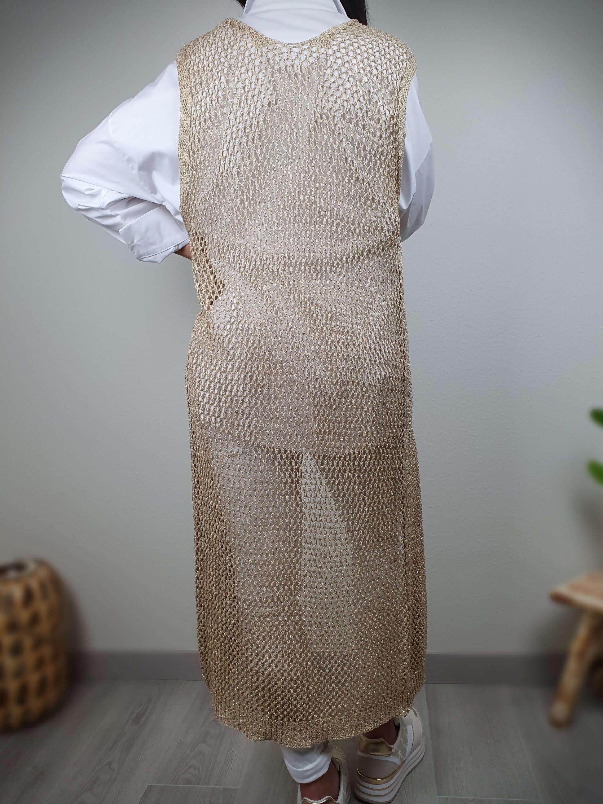 Gilet sans manche crochet en lurex doré à découvrir sur www.gayano.fr