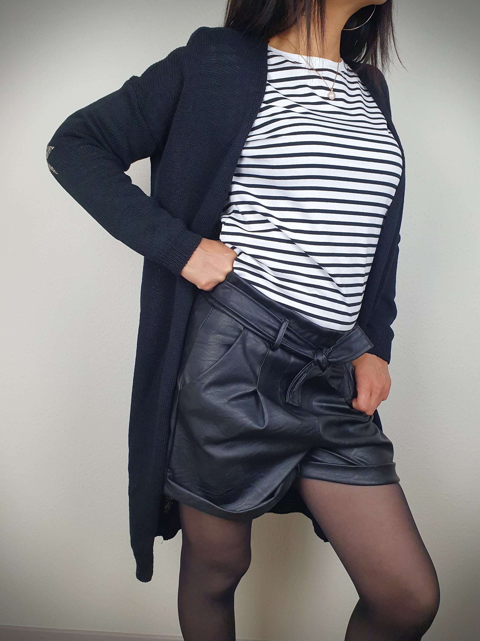 Découvrez notre gilet en lurex pour femme, coupe droite et long, avec coudières étoile brillante. Maille en jersey, 50% coton 50% acrylique. Fabriqué en Italie, ce vêtement allie glamour et confort, ajoutant une touche scintillante à votre style. Laissez-vous séduire par son allure unique et éclatez de mille feux.