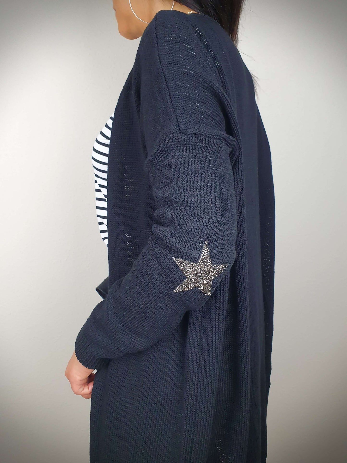 Découvrez notre gilet en lurex pour femme, coupe droite et long, avec coudières étoile brillante. Maille en jersey, 50% coton 50% acrylique. Fabriqué en Italie, ce vêtement allie glamour et confort, ajoutant une touche scintillante à votre style. Laissez-vous séduire par son allure unique et éclatez de mille feux.