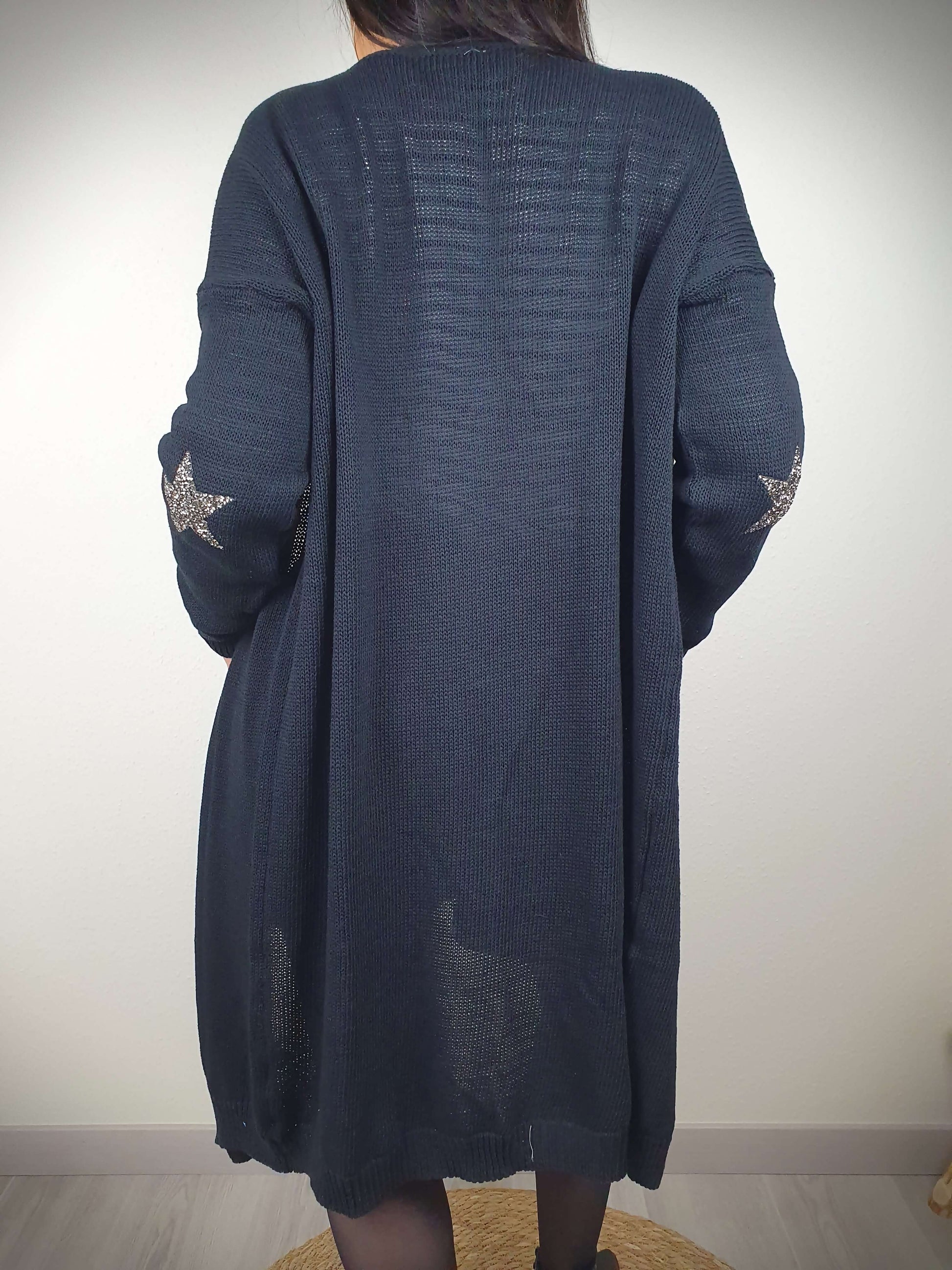 Découvrez notre gilet en lurex pour femme, coupe droite et long, avec coudières étoile brillante. Maille en jersey, 50% coton 50% acrylique. Fabriqué en Italie, ce vêtement allie glamour et confort, ajoutant une touche scintillante à votre style. Laissez-vous séduire par son allure unique et éclatez de mille feux.