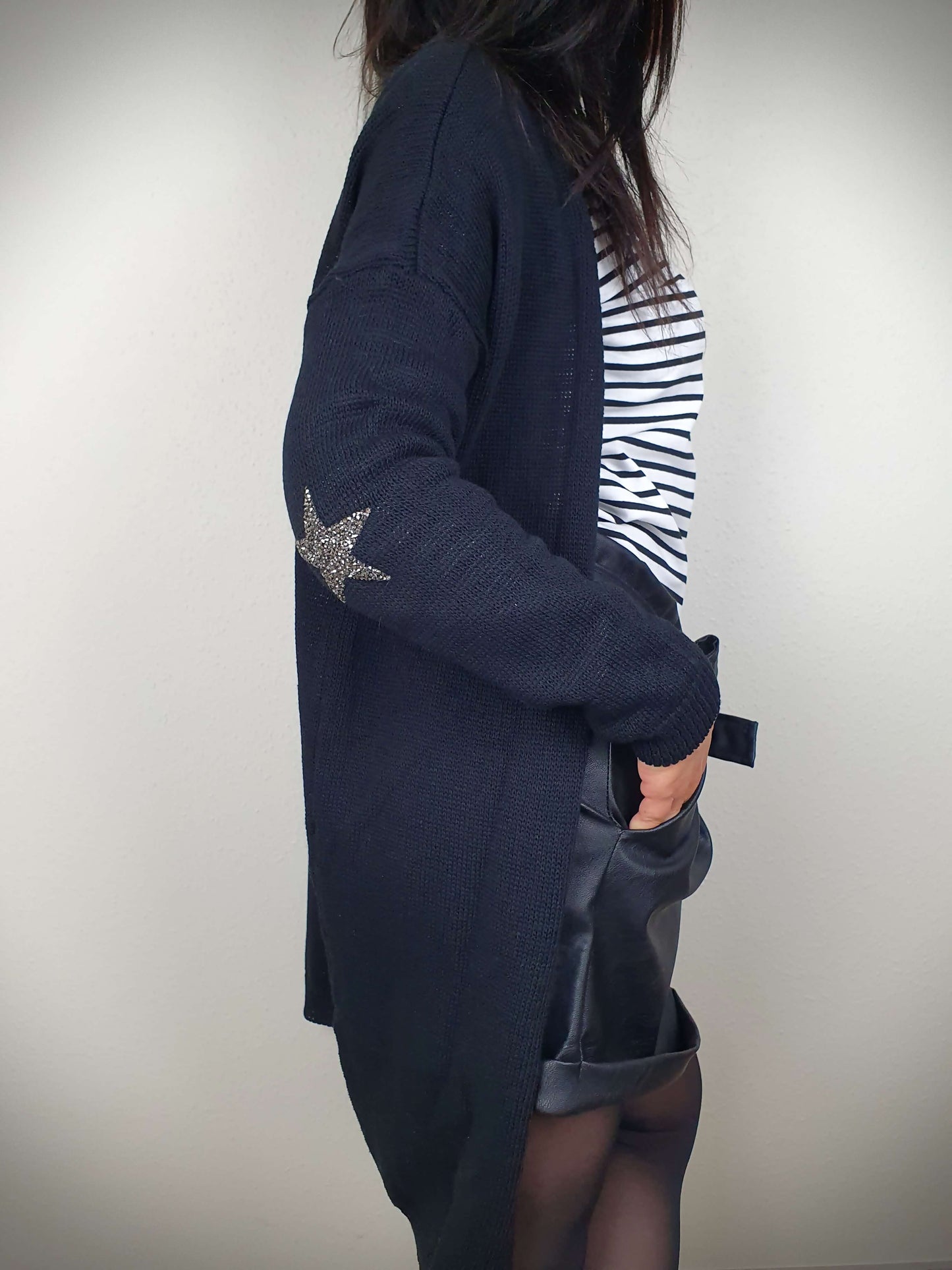 Découvrez notre gilet en lurex pour femme, coupe droite et long, avec coudières étoile brillante. Maille en jersey, 50% coton 50% acrylique. Fabriqué en Italie, ce vêtement allie glamour et confort, ajoutant une touche scintillante à votre style. Laissez-vous séduire par son allure unique et éclatez de mille feux.