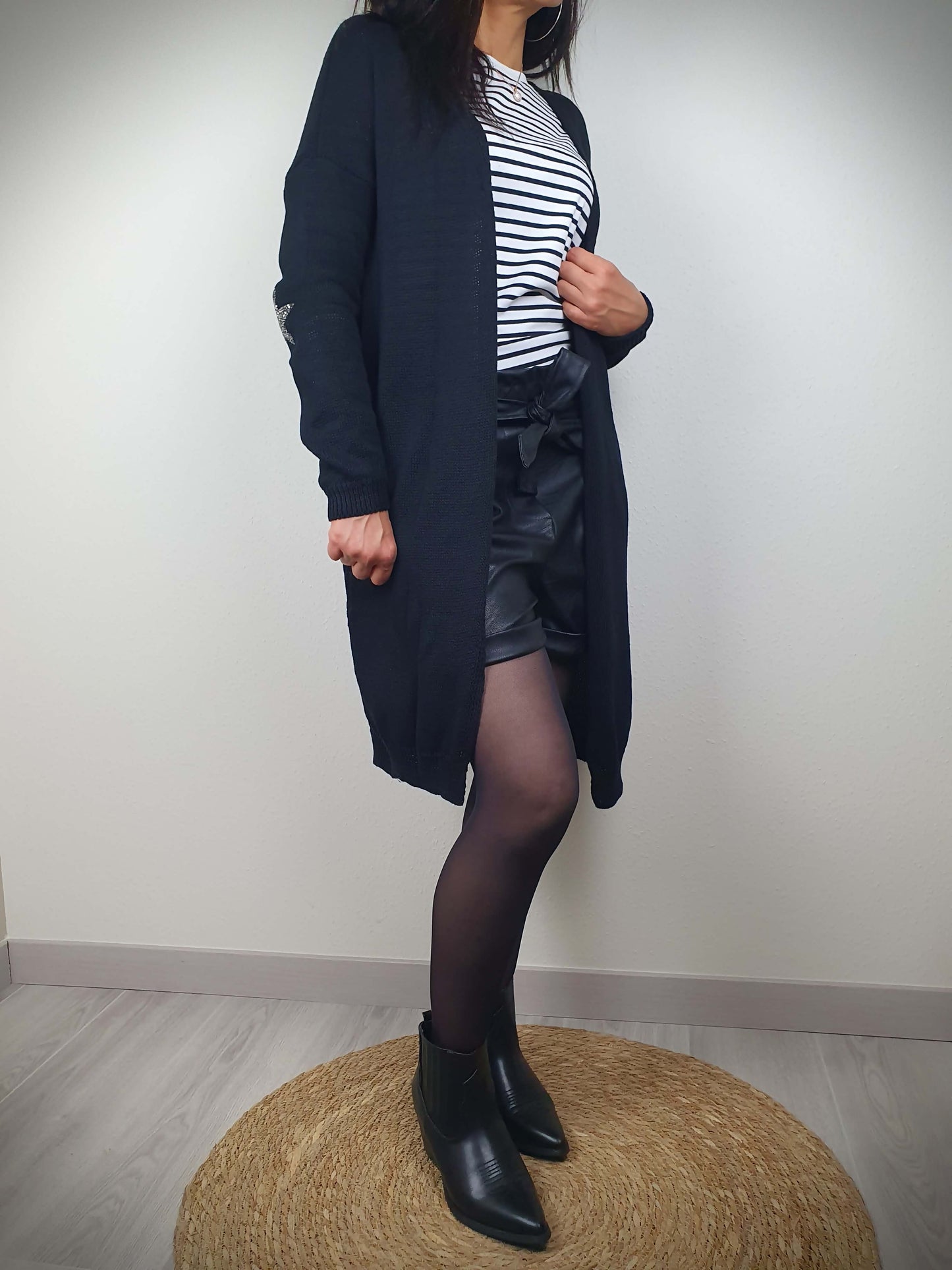 Découvrez notre gilet en lurex pour femme, coupe droite et long, avec coudières étoile brillante. Maille en jersey, 50% coton 50% acrylique. Fabriqué en Italie, ce vêtement allie glamour et confort, ajoutant une touche scintillante à votre style. Laissez-vous séduire par son allure unique et éclatez de mille feux.