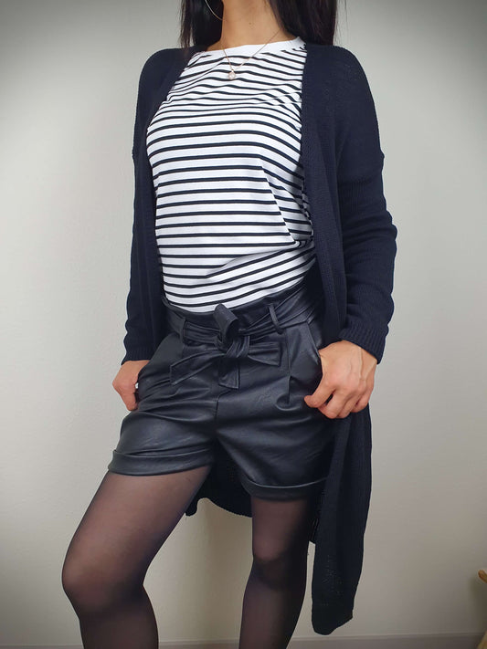 Découvrez notre gilet en lurex pour femme, coupe droite et long, avec coudières étoile brillante. Maille en jersey, 50% coton 50% acrylique. Fabriqué en Italie, ce vêtement allie glamour et confort, ajoutant une touche scintillante à votre style. Laissez-vous séduire par son allure unique et éclatez de mille feux.