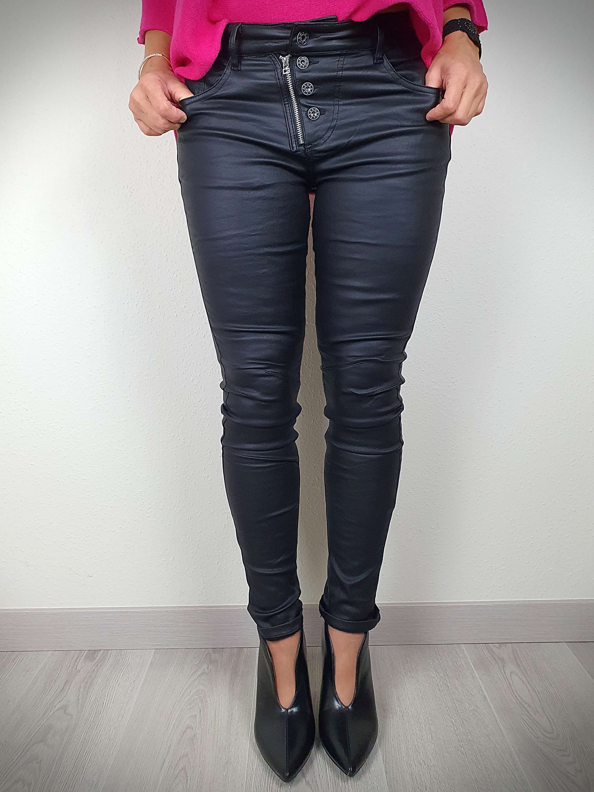Découvrez notre pantalon alliant style et confort absolu. Sa coupe slim flatteuse, son tissu enduit stretch et légèrement molletonné à l'intérieur vous offrent une silhouette élégante et une sensation de bien-être. Doté d'une taille mi-haute, d'une braguette zippée et de boutons, il combine praticité et modernité. Les 2 poches avant et les 2 poches plaquées à l'arrière avec fermeture éclair ajoutent une touche fonctionnelle. Ce pantalon incarne le mariage parfait entre confort et style contemporain."