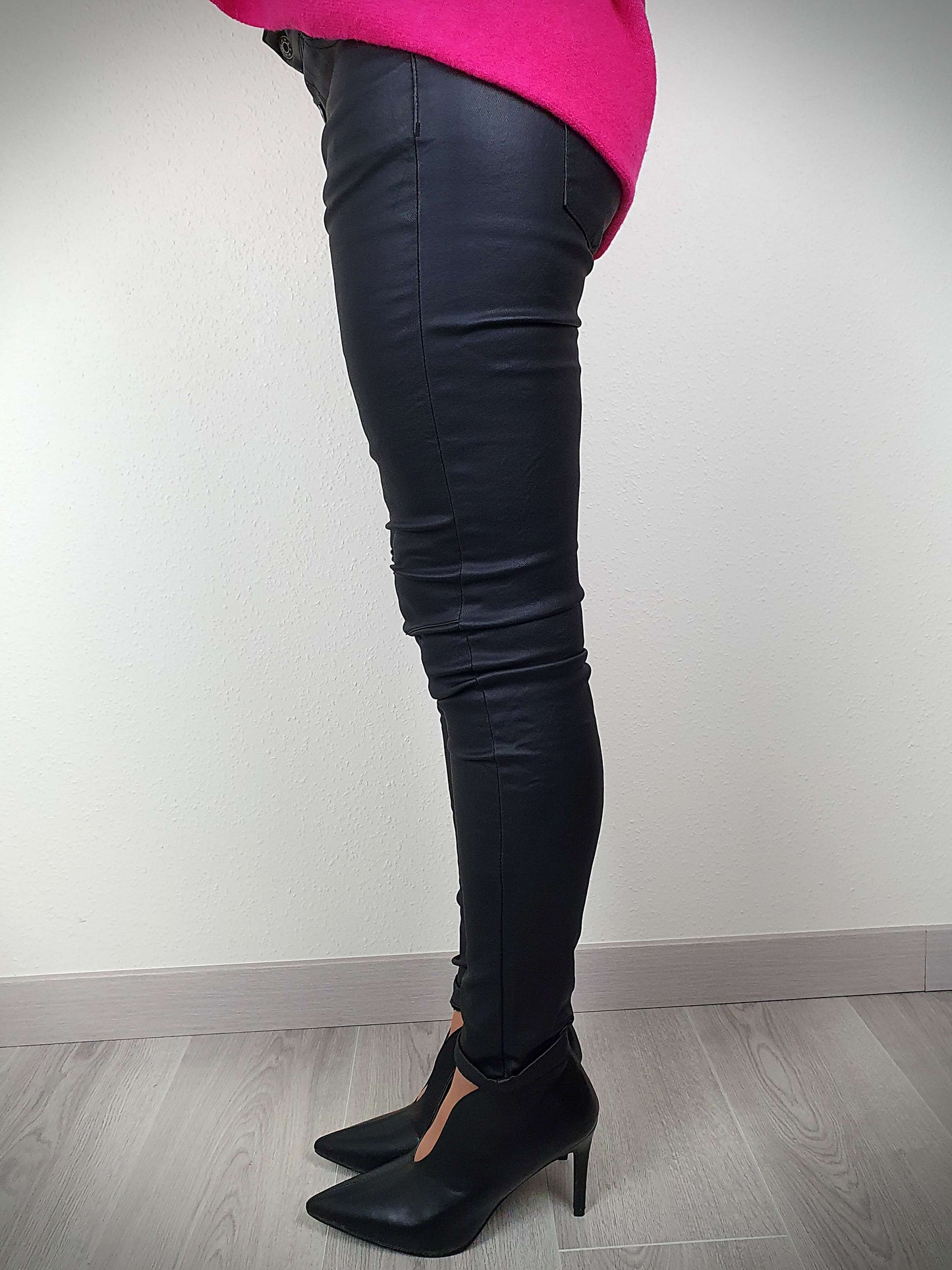 Découvrez notre pantalon alliant style et confort absolu. Sa coupe slim flatteuse, son tissu enduit stretch et légèrement molletonné à l'intérieur vous offrent une silhouette élégante et une sensation de bien-être. Doté d'une taille mi-haute, d'une braguette zippée et de boutons, il combine praticité et modernité. Les 2 poches avant et les 2 poches plaquées à l'arrière avec fermeture éclair ajoutent une touche fonctionnelle. Ce pantalon incarne le mariage parfait entre confort et style contemporain."