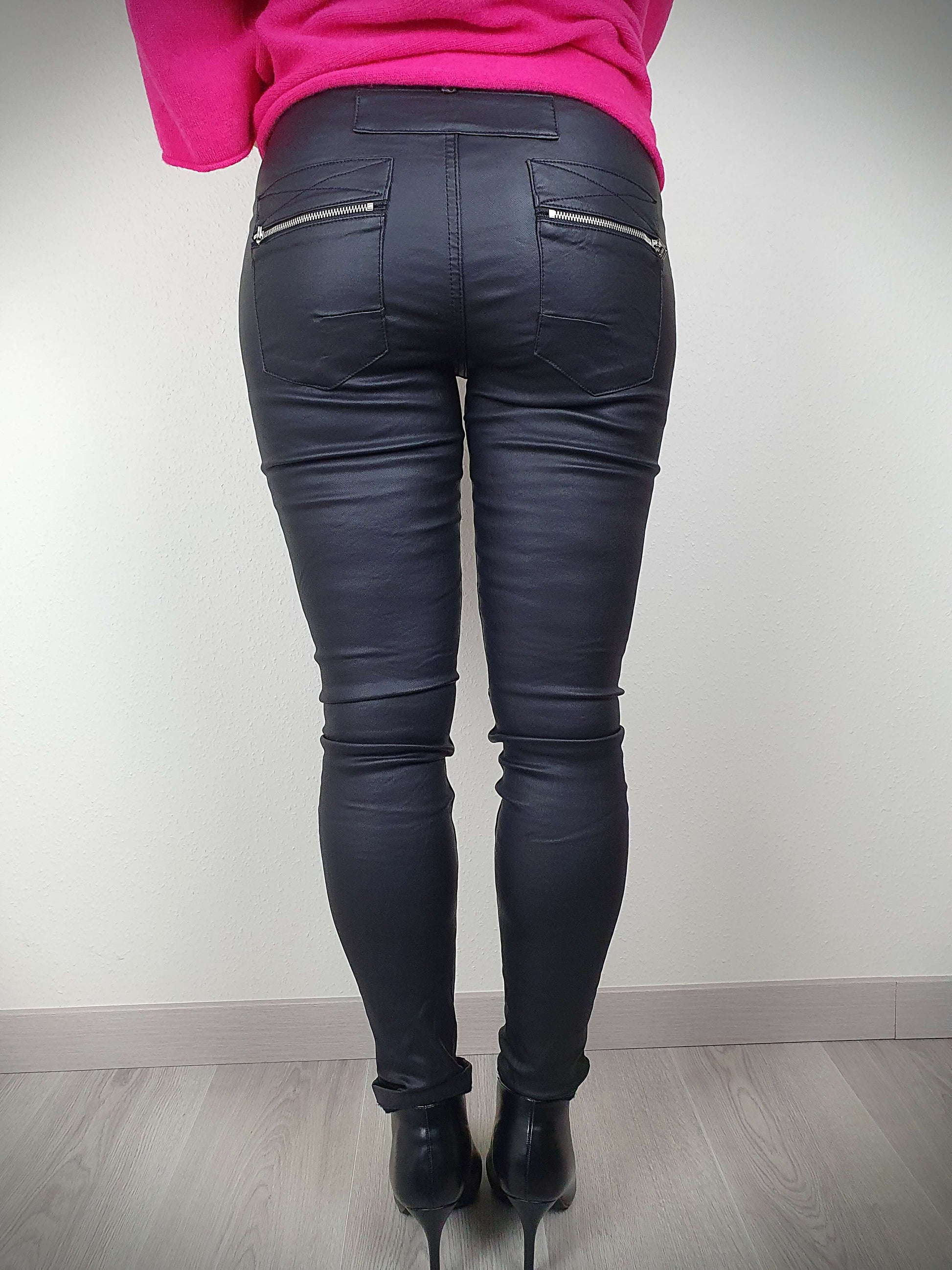 Découvrez notre pantalon alliant style et confort absolu. Sa coupe slim flatteuse, son tissu enduit stretch et légèrement molletonné à l'intérieur vous offrent une silhouette élégante et une sensation de bien-être. Doté d'une taille mi-haute, d'une braguette zippée et de boutons, il combine praticité et modernité. Les 2 poches avant et les 2 poches plaquées à l'arrière avec fermeture éclair ajoutent une touche fonctionnelle. Ce pantalon incarne le mariage parfait entre confort et style contemporain."
