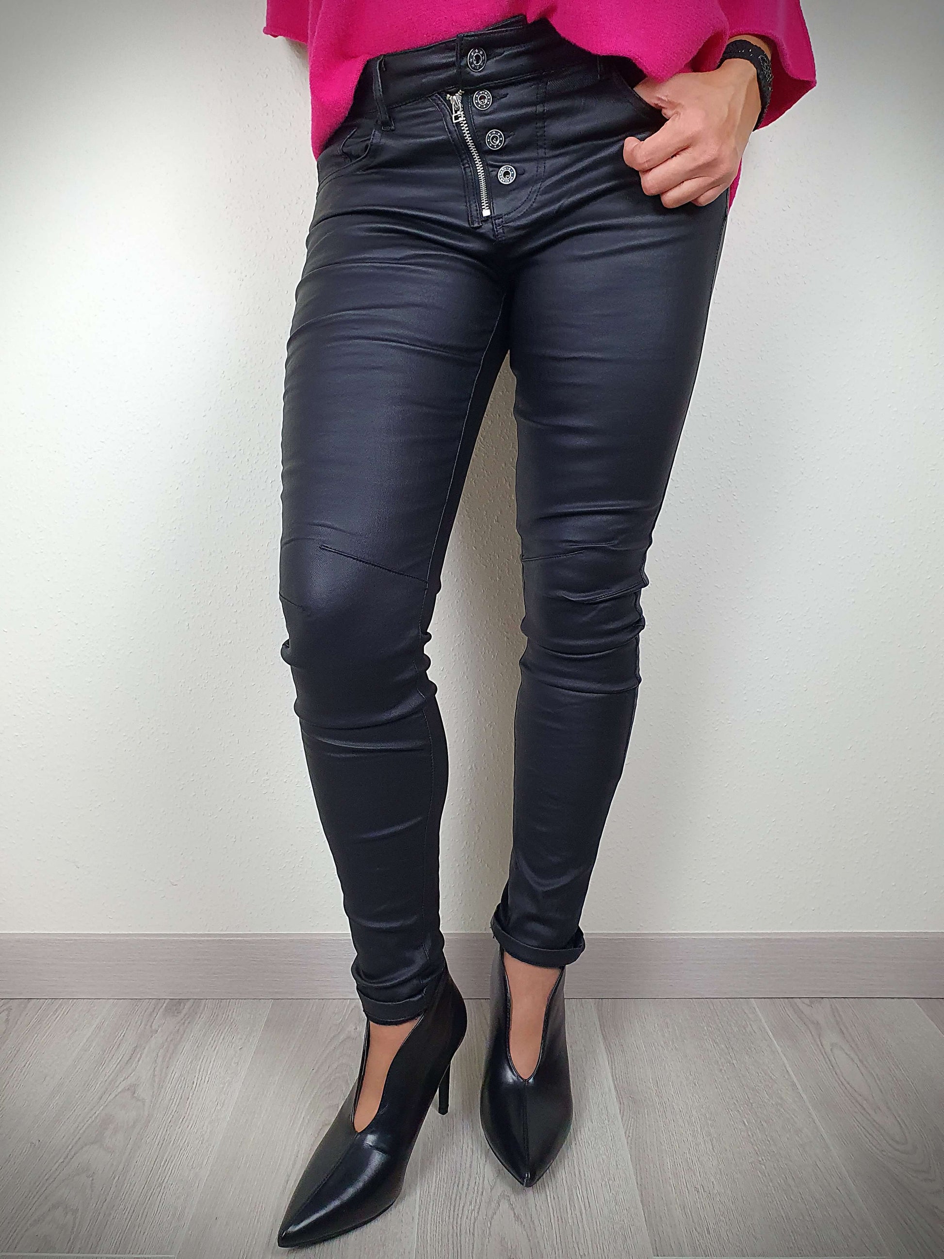 Découvrez notre pantalon alliant style et confort absolu. Sa coupe slim flatteuse, son tissu enduit stretch et légèrement molletonné à l'intérieur vous offrent une silhouette élégante et une sensation de bien-être. Doté d'une taille mi-haute, d'une braguette zippée et de boutons, il combine praticité et modernité. Les 2 poches avant et les 2 poches plaquées à l'arrière avec fermeture éclair ajoutent une touche fonctionnelle. Ce pantalon incarne le mariage parfait entre confort et style contemporain."