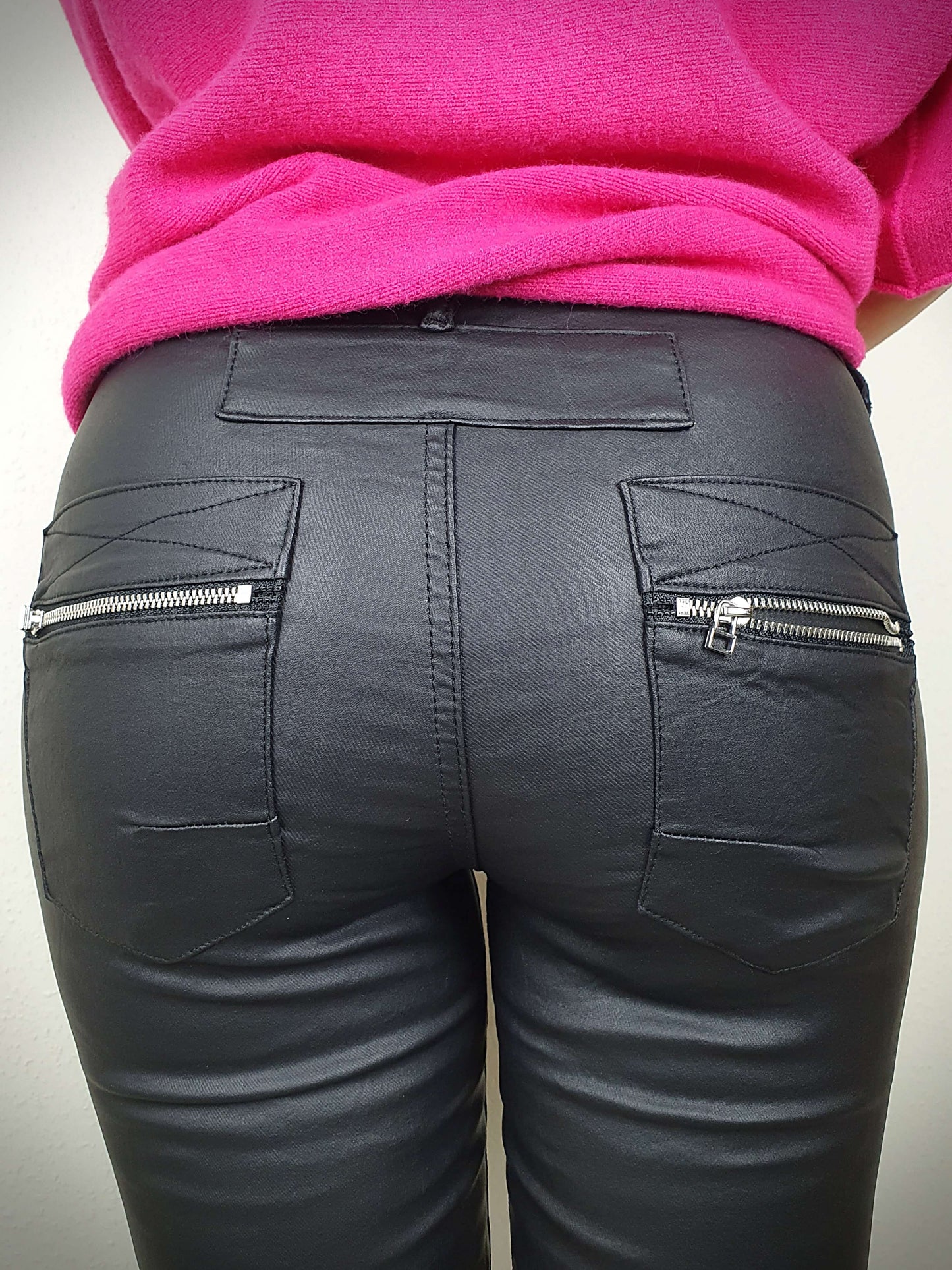 Découvrez notre pantalon alliant style et confort absolu. Sa coupe slim flatteuse, son tissu enduit stretch et légèrement molletonné à l'intérieur vous offrent une silhouette élégante et une sensation de bien-être. Doté d'une taille mi-haute, d'une braguette zippée et de boutons, il combine praticité et modernité. Les 2 poches avant et les 2 poches plaquées à l'arrière avec fermeture éclair ajoutent une touche fonctionnelle. Ce pantalon incarne le mariage parfait entre confort et style contemporain."