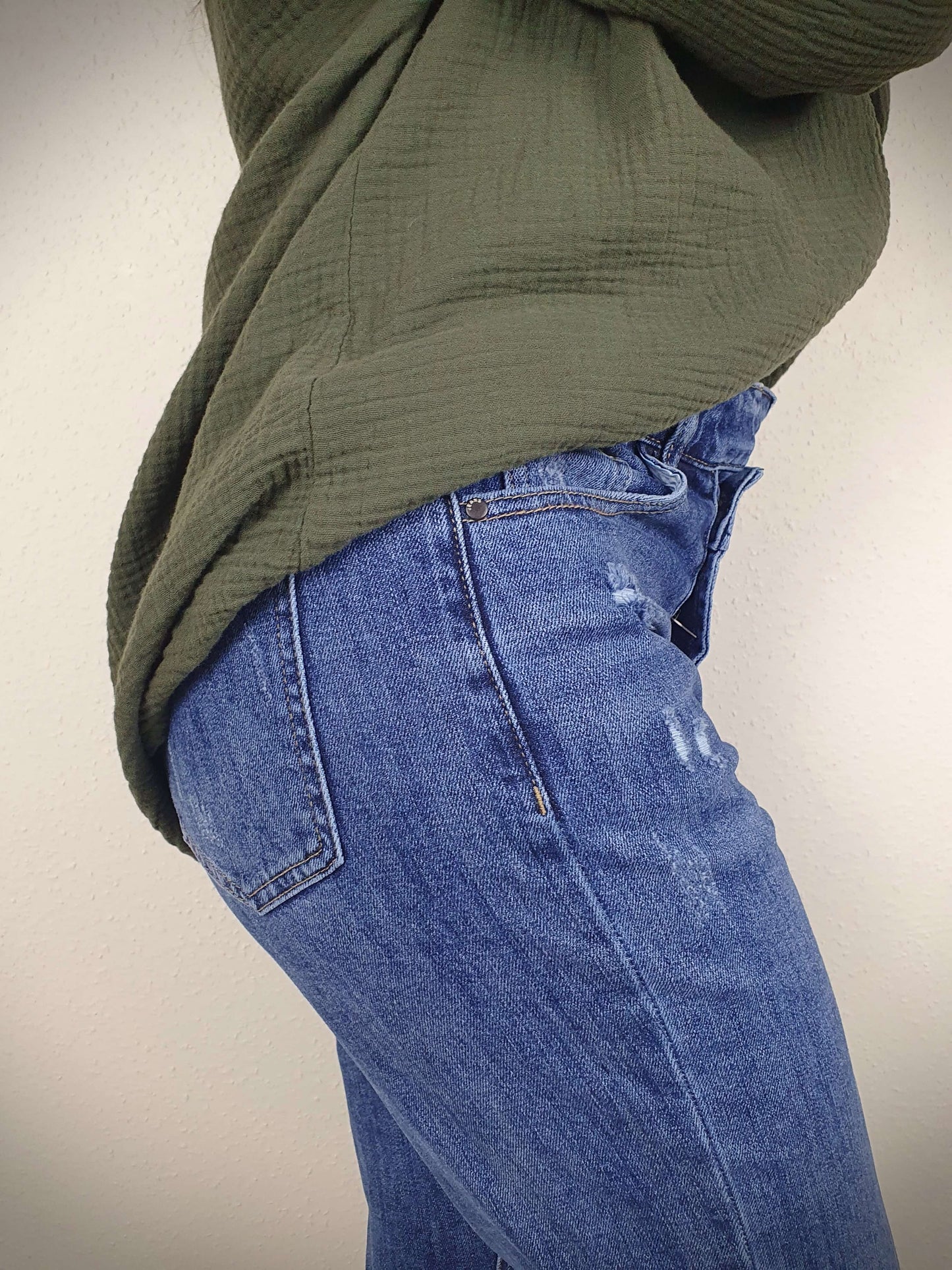 Adoptez le style décontracté ultime avec notre coupe mom stretch et confortable. Une élégance décontractée pour une journée sans compromis sur le confort