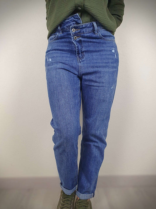Adoptez le style décontracté ultime avec notre coupe mom stretch et confortable. Une élégance décontractée pour une journée sans compromis sur le confort