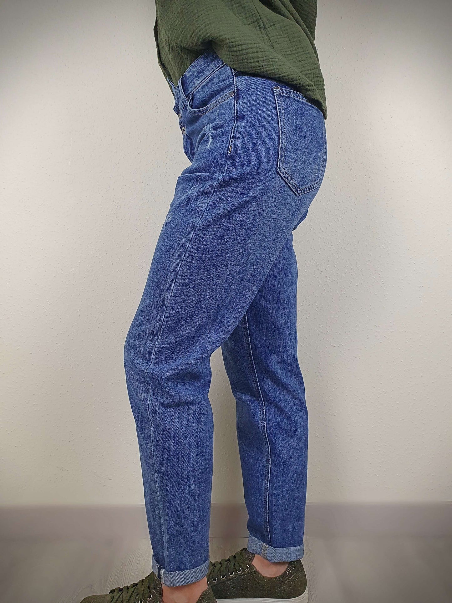 Adoptez le style décontracté ultime avec notre coupe mom stretch et confortable. Une élégance décontractée pour une journée sans compromis sur le confort