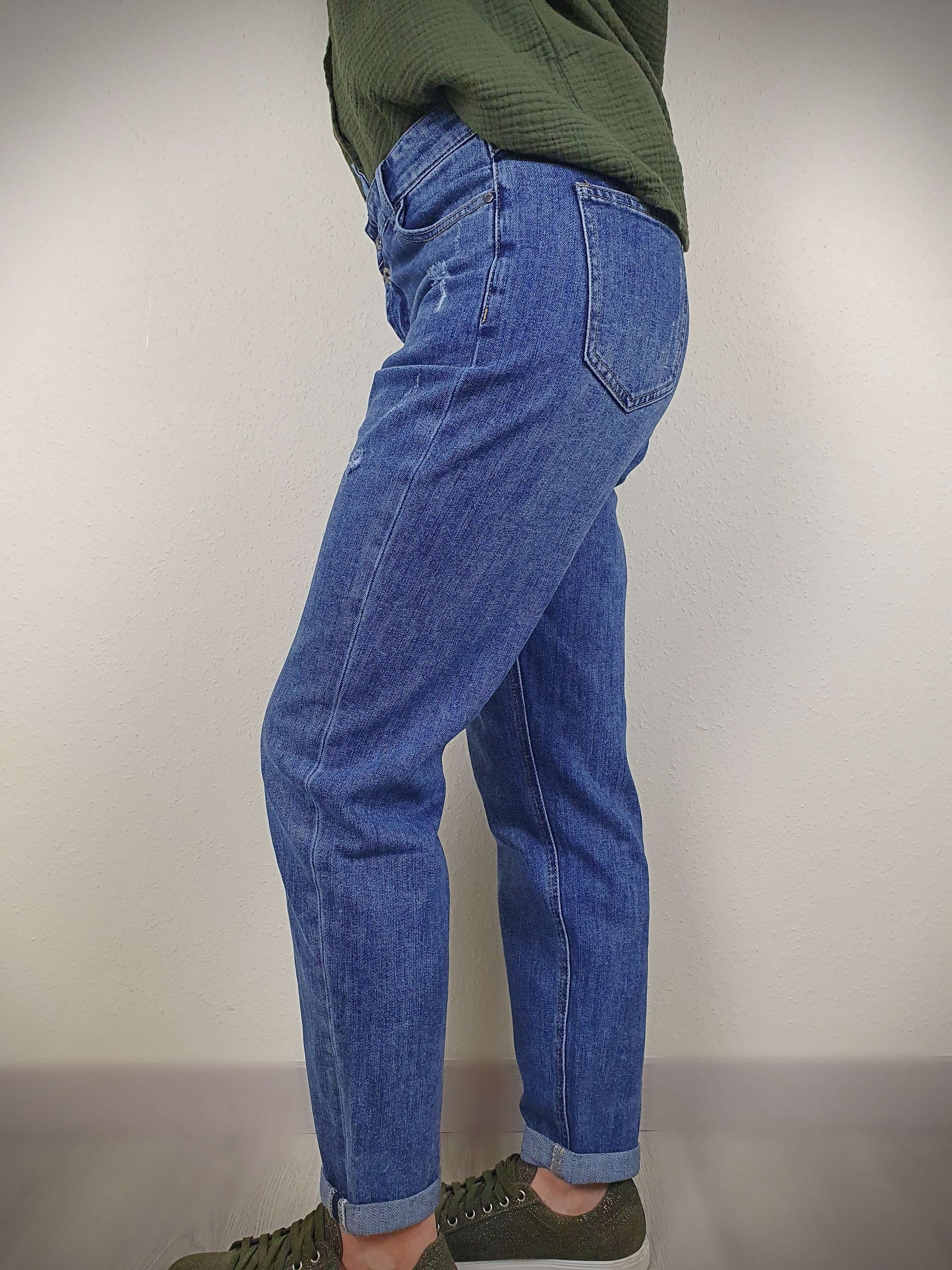 Adoptez le style décontracté ultime avec notre coupe mom stretch et confortable. Une élégance décontractée pour une journée sans compromis sur le confort