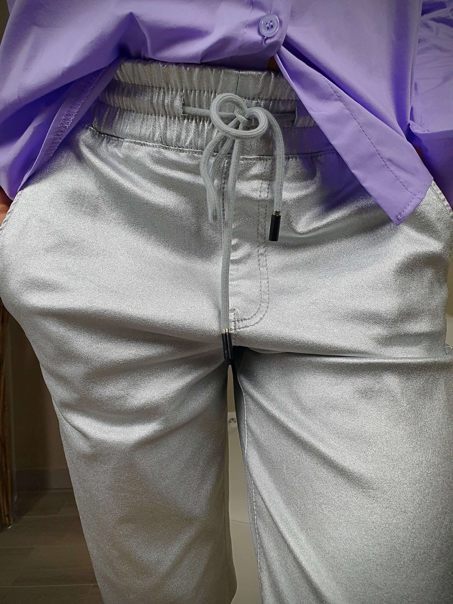 Pantalon argenté coupe Mom avec 1 poche italienne de chaque coté et deux fausses poches à l'arrière. La taille du pantalon est élastiquée et ajustable avec lien de serrage. A decouvrir sur www.gayano.fr
