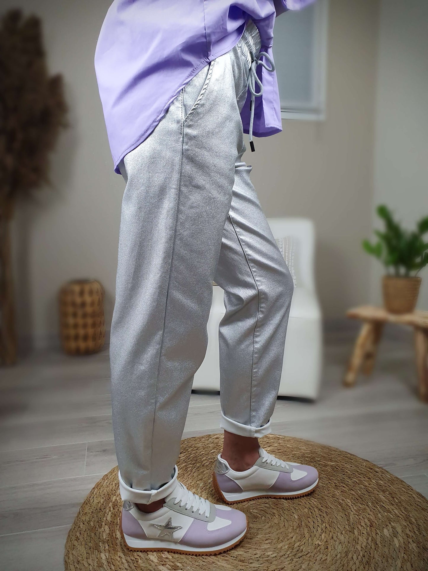 Pantalon argenté coupe Mom avec 1 poche italienne de chaque coté et deux fausses poches à l'arrière. La taille du pantalon est élastiquée et ajustable avec lien de serrage. A decouvrir sur www.gayano.fr