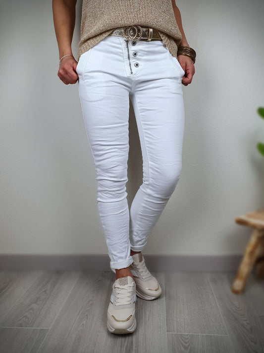 Pantalon Blanc coupe slim décontractée, taille mi-haute avec braguette zip apparente et boutons à decouvrir sur www.gayano.fr