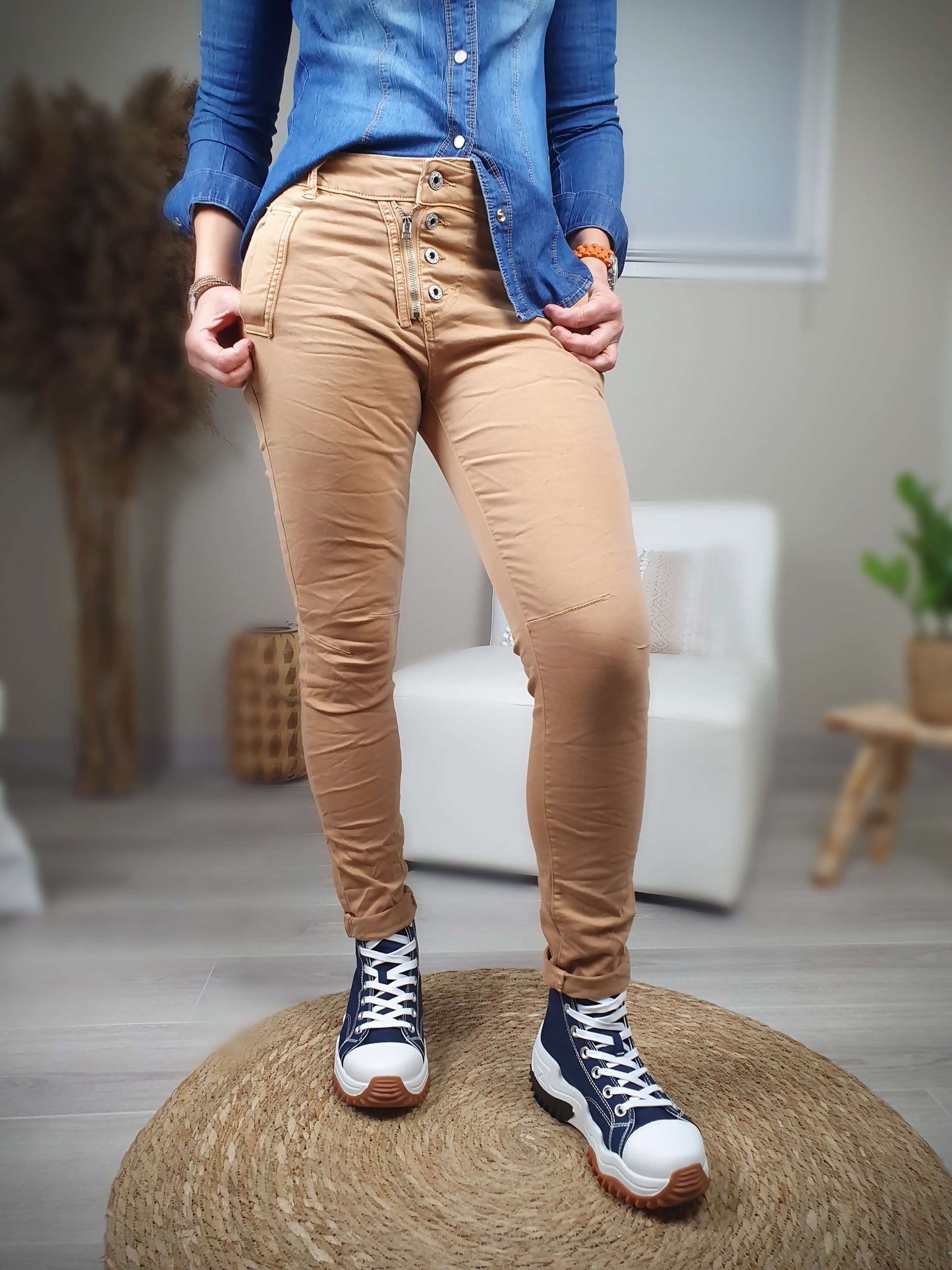 Pantalon de couleur camel coupe slim décontractée, taille mi-haute avec braguette zip apparente et boutons à decouvrir sur www.gayano.fr