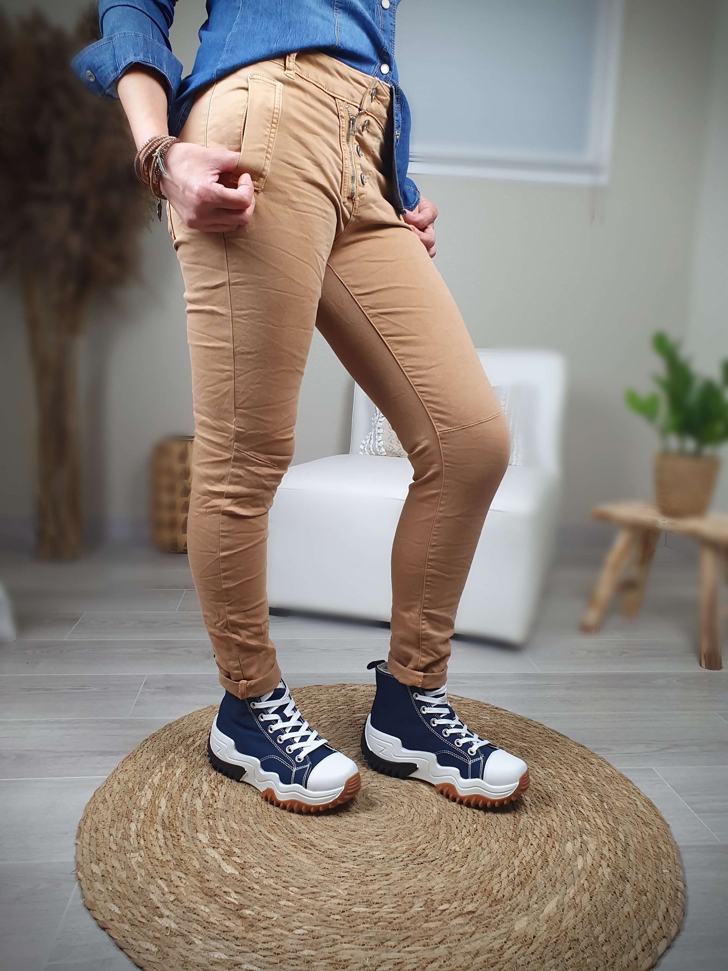 Pantalon de couleur camel coupe slim décontractée, taille mi-haute avec braguette zip apparente et boutons à decouvrir sur www.gayano.fr