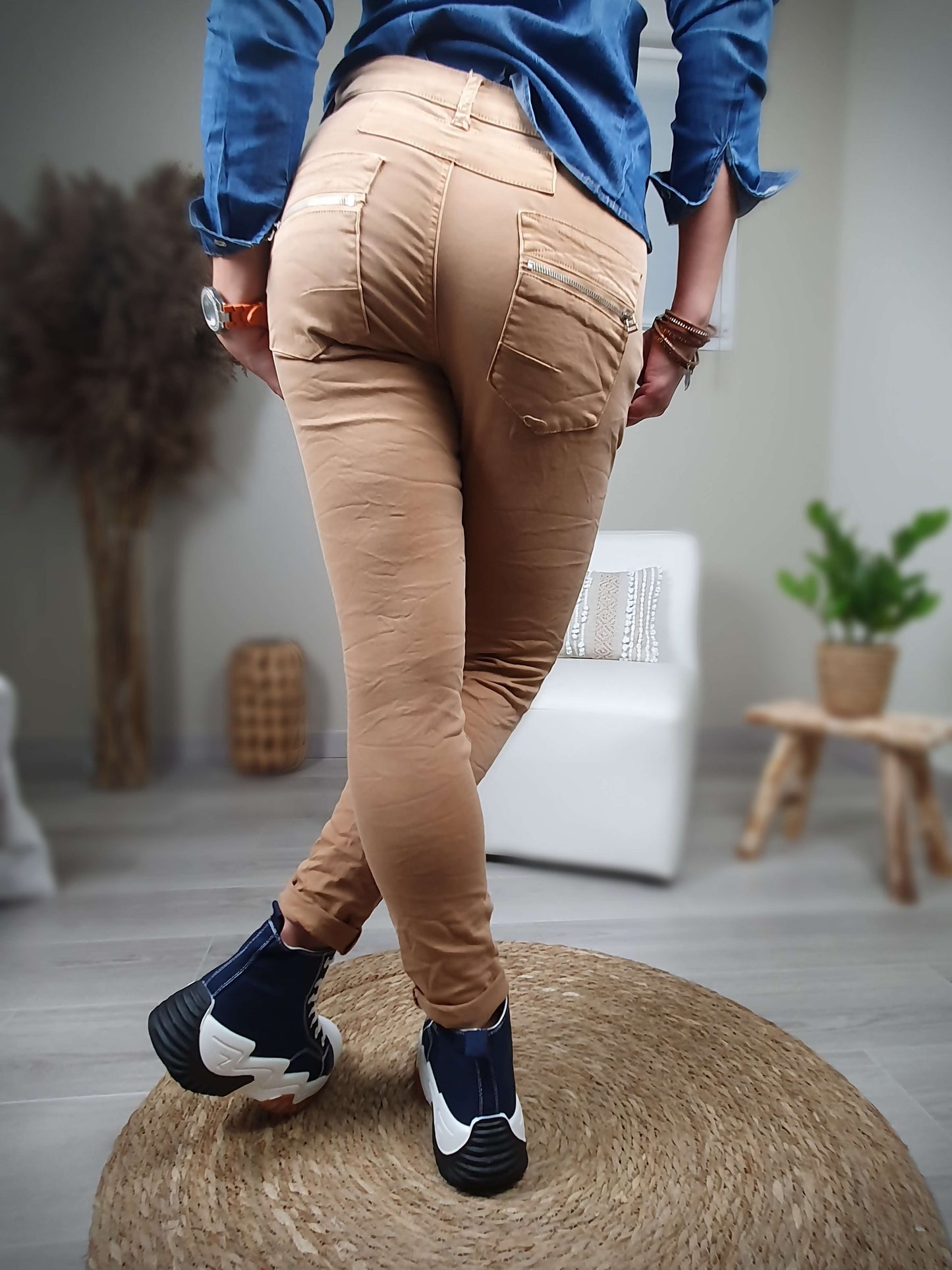 Pantalon de couleur camel coupe slim décontractée, taille mi-haute avec braguette zip apparente et boutons à decouvrir sur www.gayano.fr