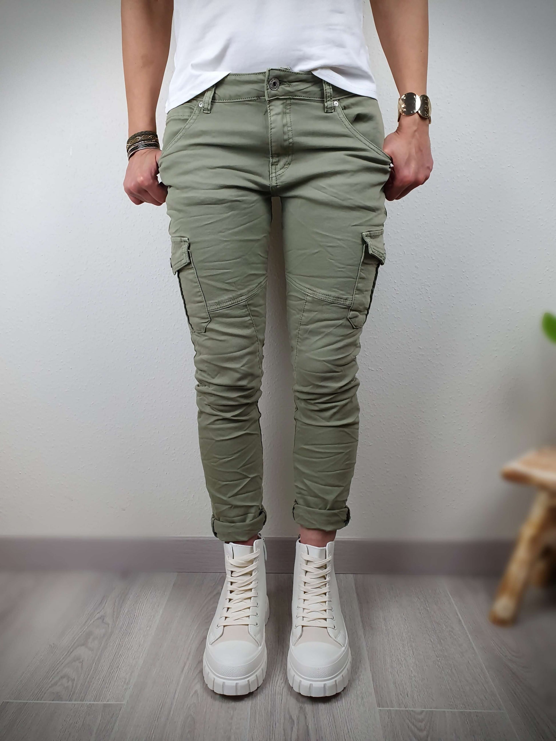 Pantalon cargo de couleur Kaki à découvrir sur www.gayano.fr
