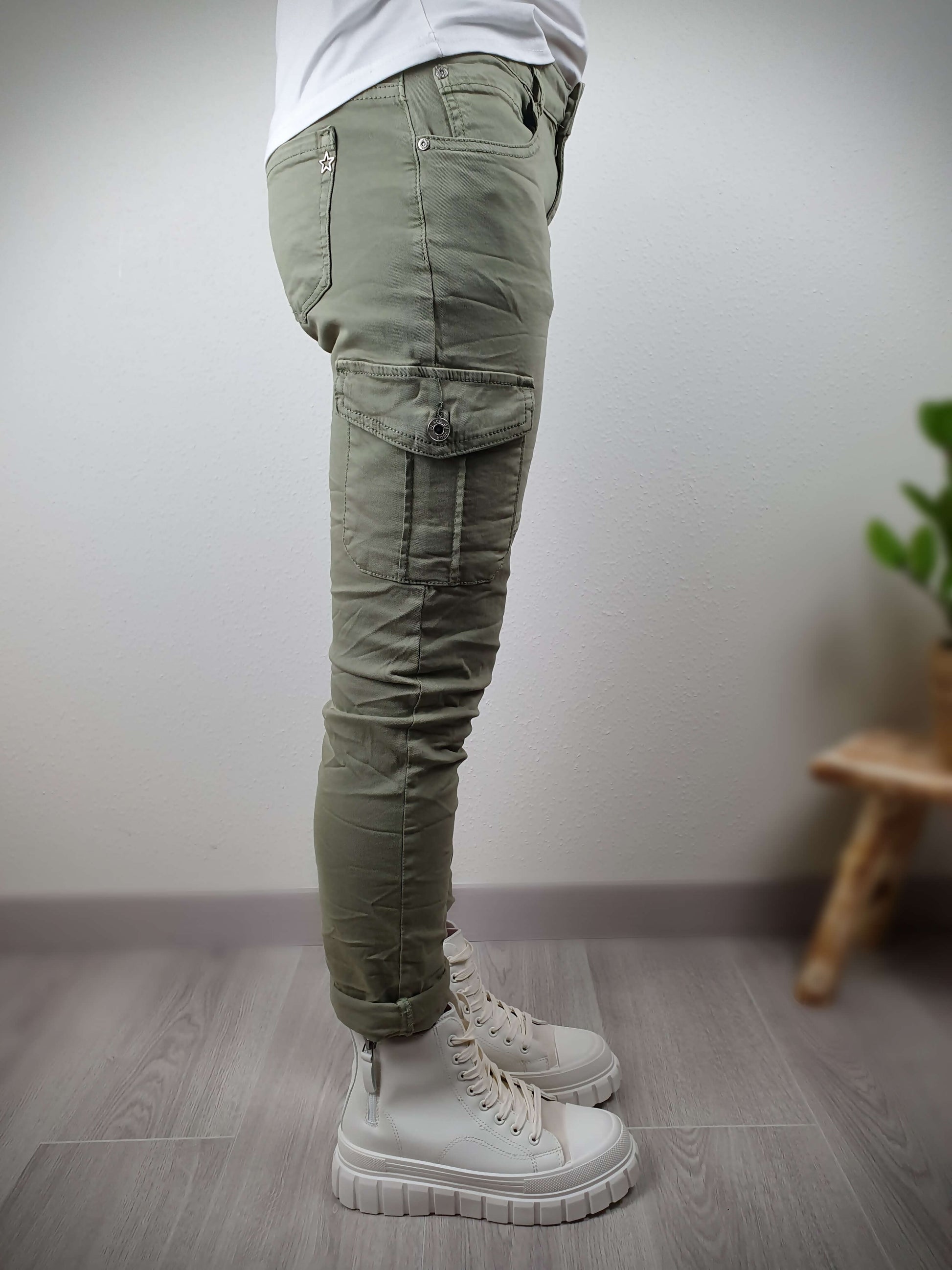 Pantalon cargo de couleur Kaki à découvrir sur www.gayano.fr