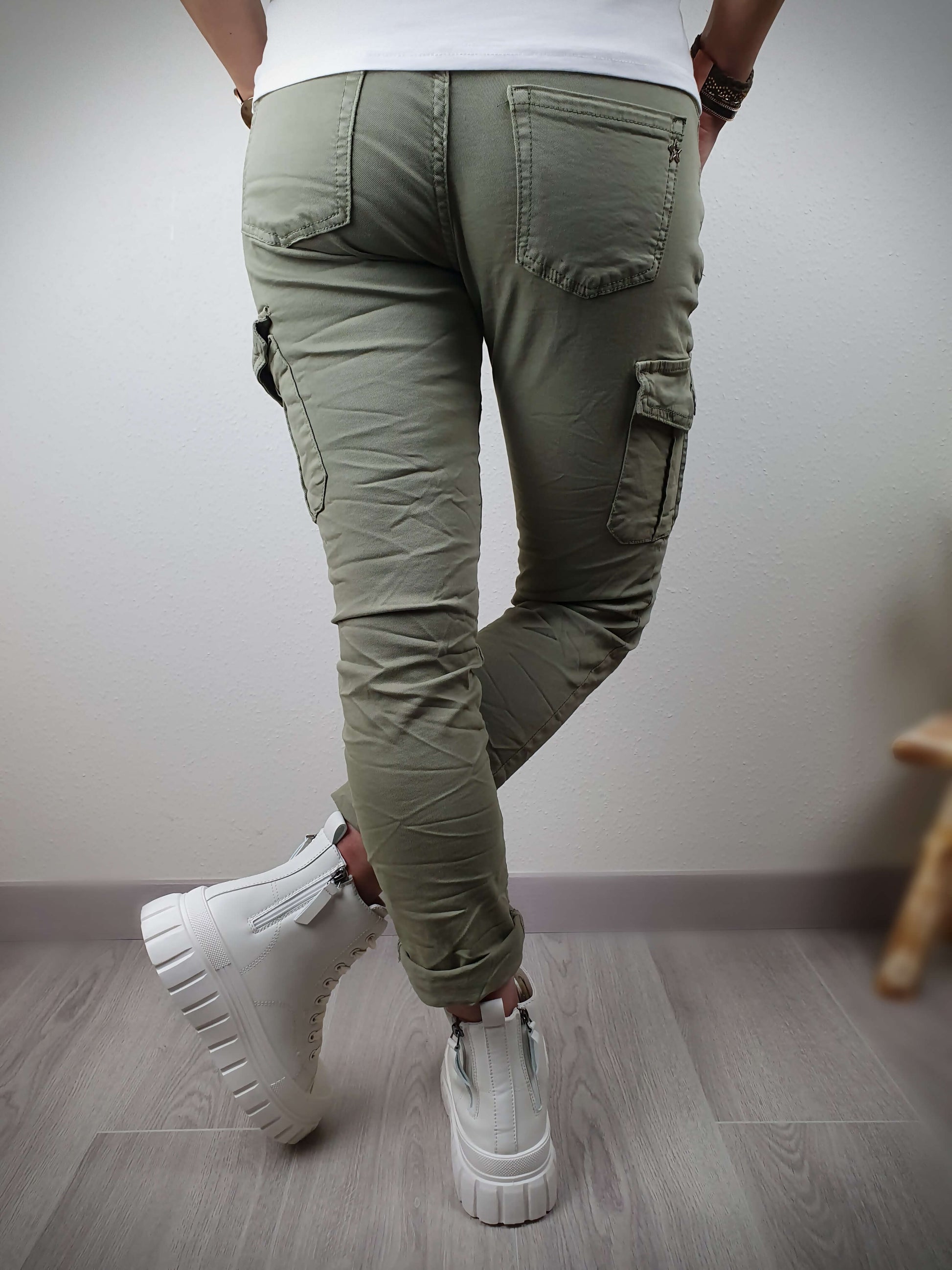 Pantalon cargo de couleur Kaki à découvrir sur www.gayano.fr