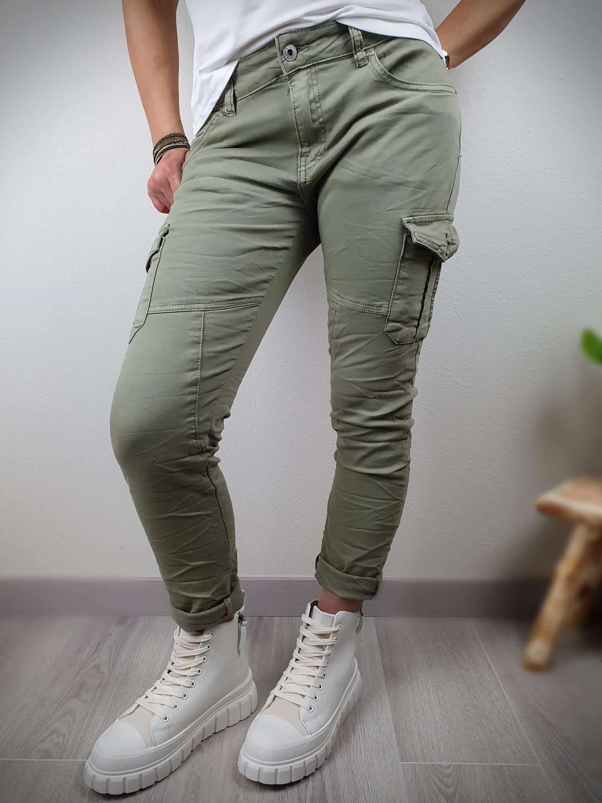 Pantalon cargo de couleur Kaki à découvrir sur www.gayano.fr
