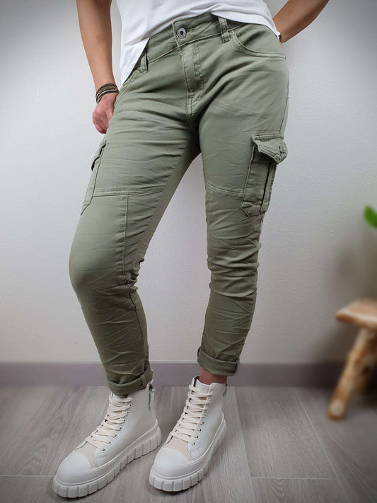 Pantalon cargo de couleur Kaki à découvrir sur www.gayano.fr